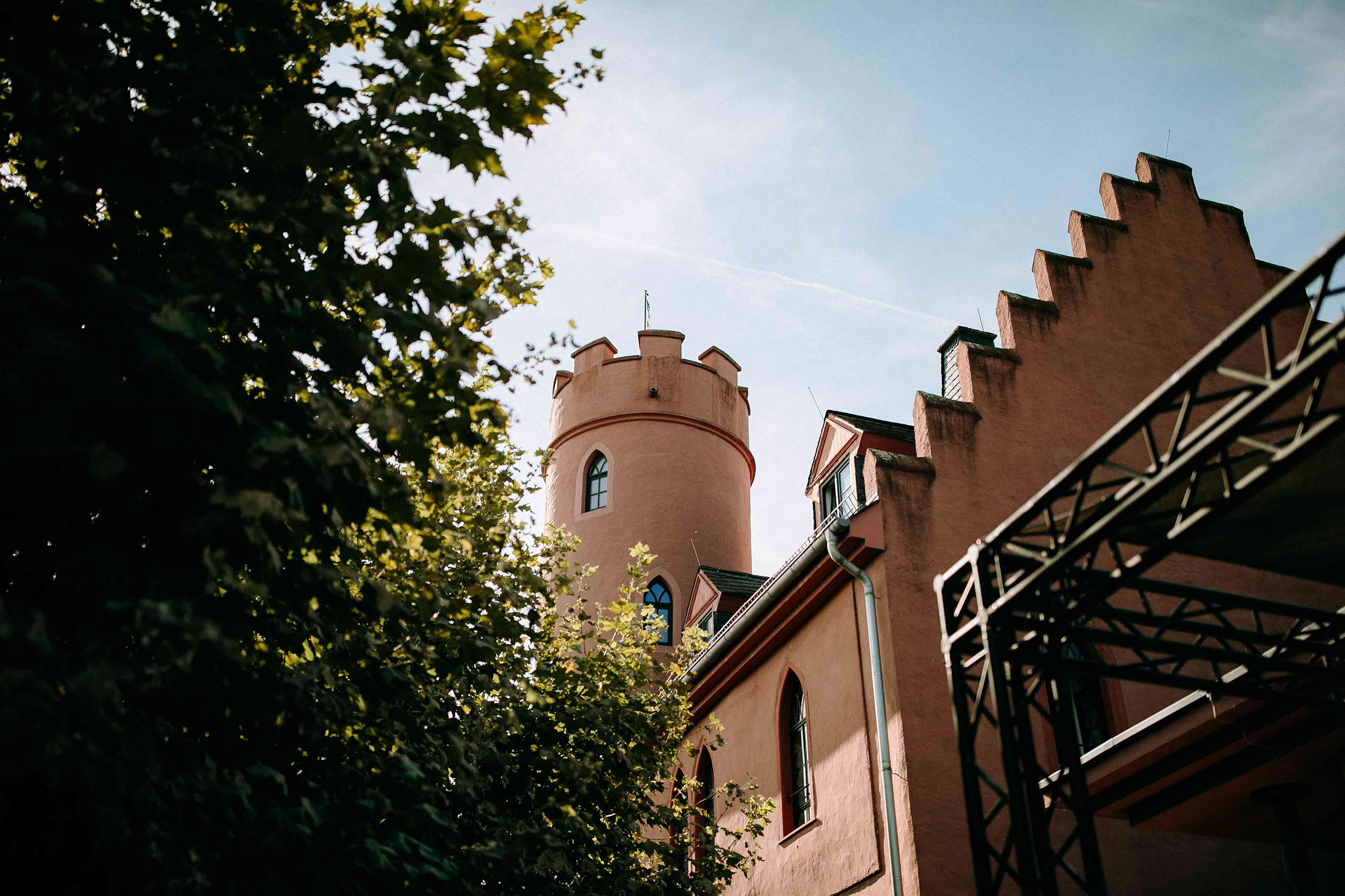 Hochzeitslocation Burg Crass mit historischem Burgturm bei Sonnenschein – fotografiert vom Hochzeitsfotograf Rheingau.