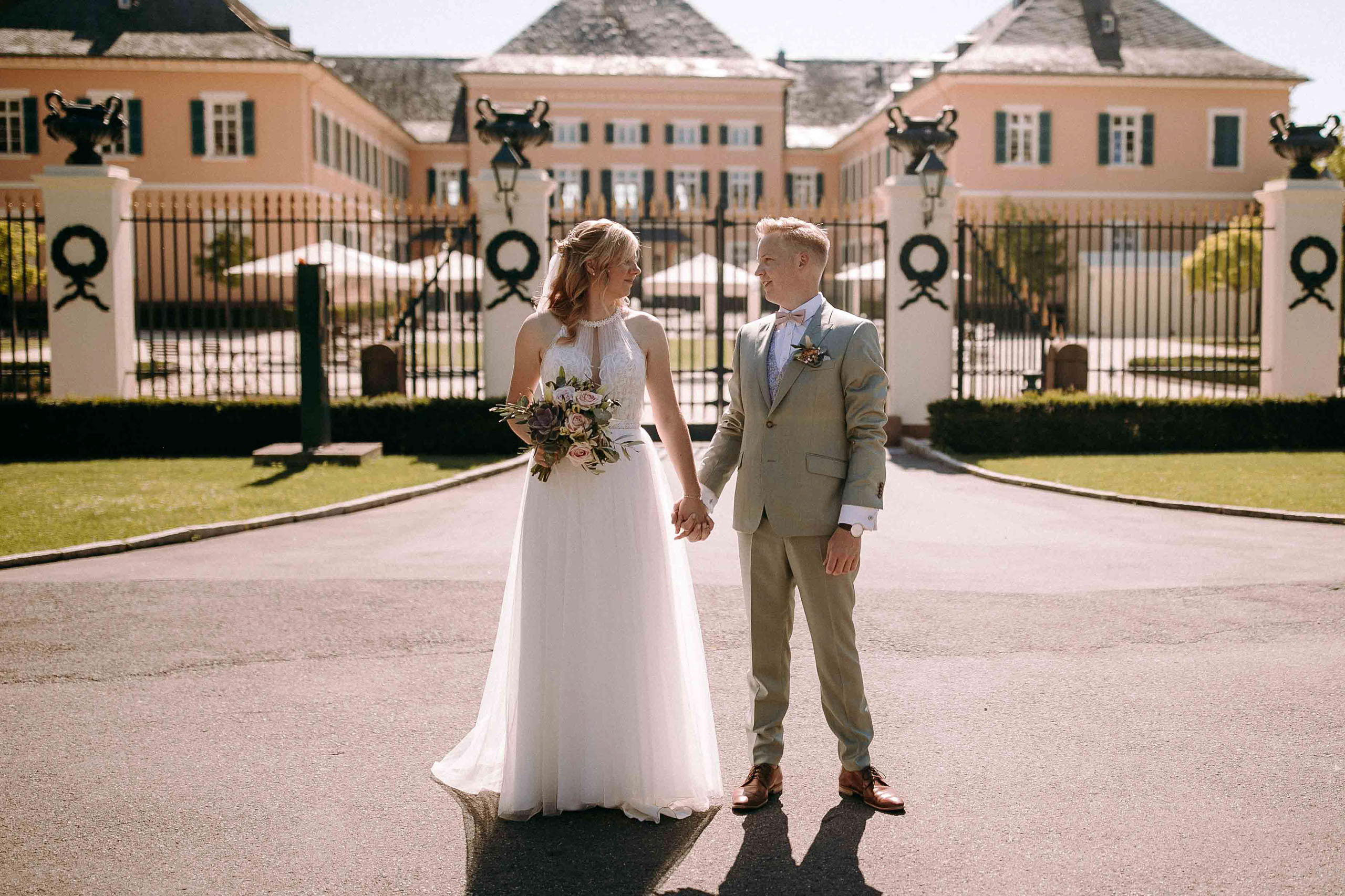 Brautpaar in eleganter Pose vor dem Schloss Johannisberg im Rheingau, perfekter Ort für Hochzeitsfotos