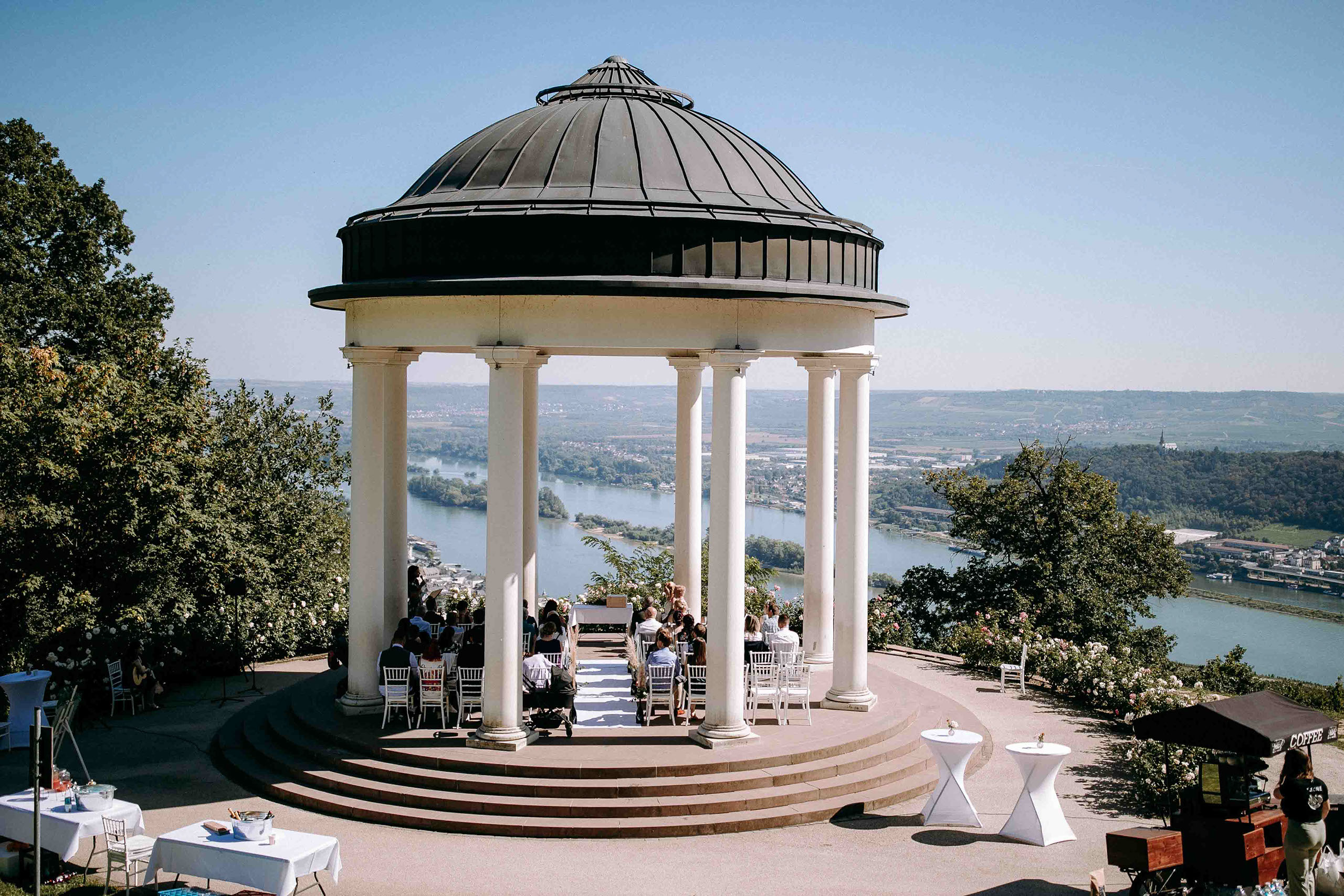 Der Niederwaldtempel mit Blick auf den Rhein – traumhafte Kulisse für eine unvergessliche Hochzeitszeremonie.