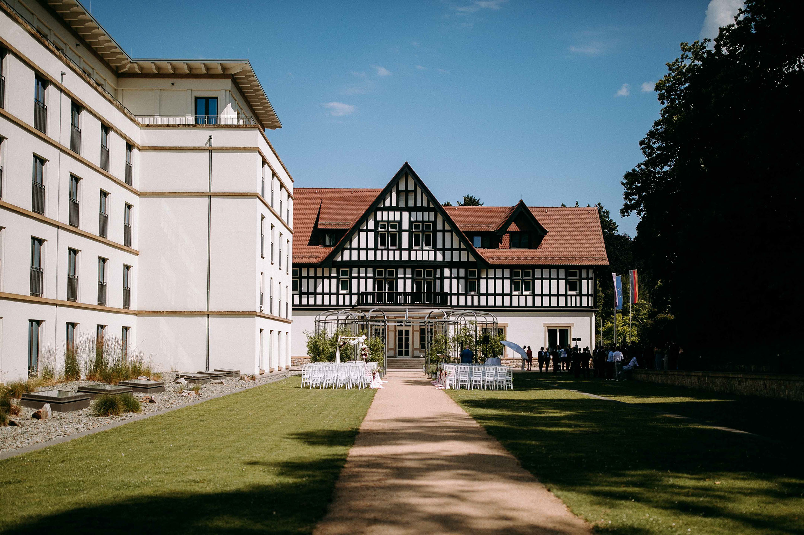 Außenaufnahme vom Dorint Hotel Oberursel mit Hochzeitslocation im Garten