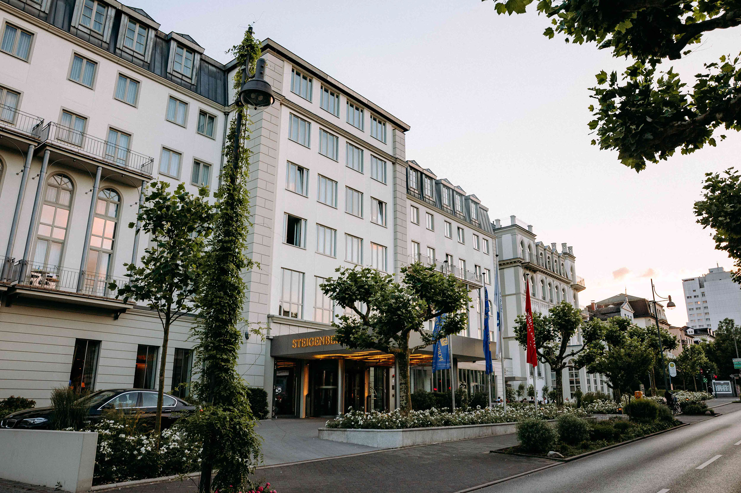 Elegante Außenansicht der Hochzeitslocation Steigenberger Hotel Bad Homburg bei Sonnenuntergang – Hochzeitsfotograf Bad Homburg