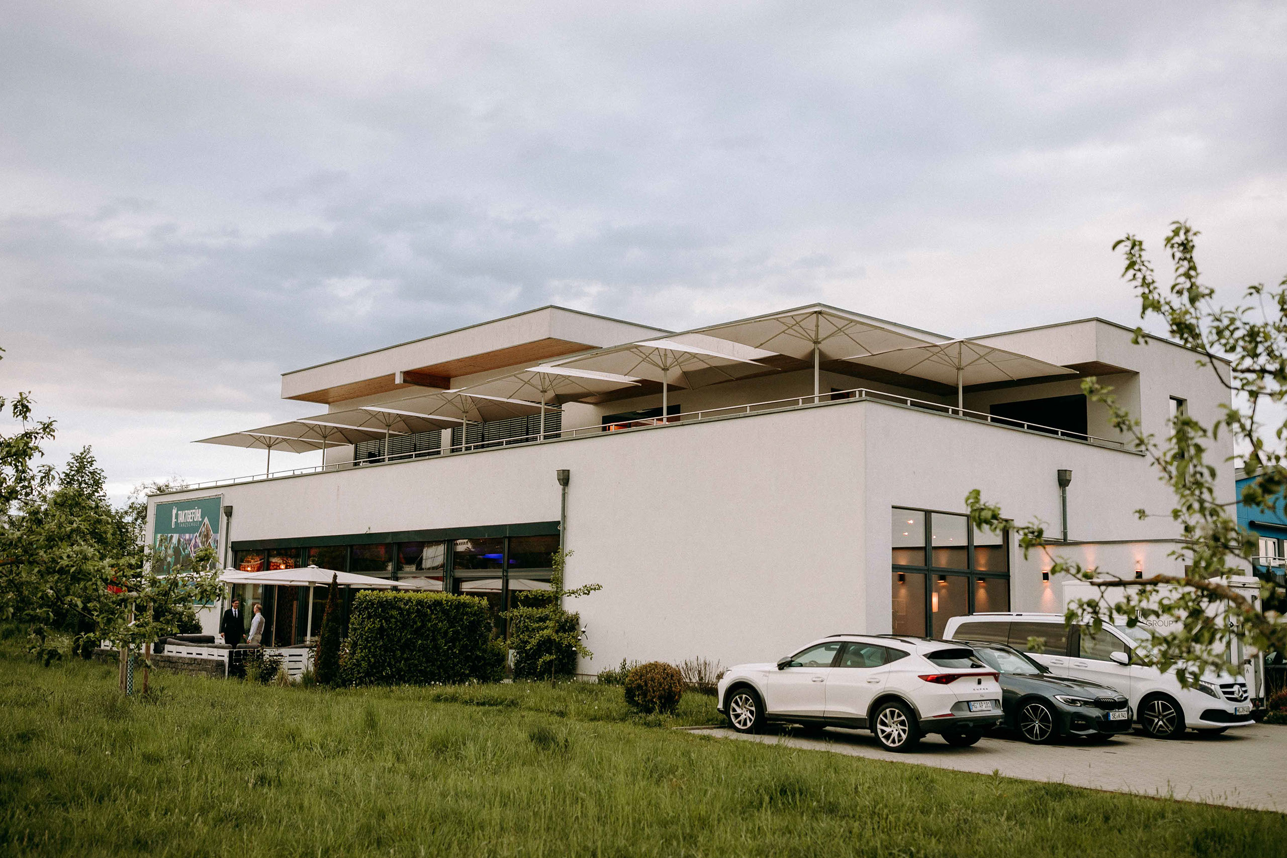 Moderne weisse Fassade der Hochzeitslocation Taktgefuehl Eventhaus in Friedrichsdorf mit Parkmoeglichkeiten