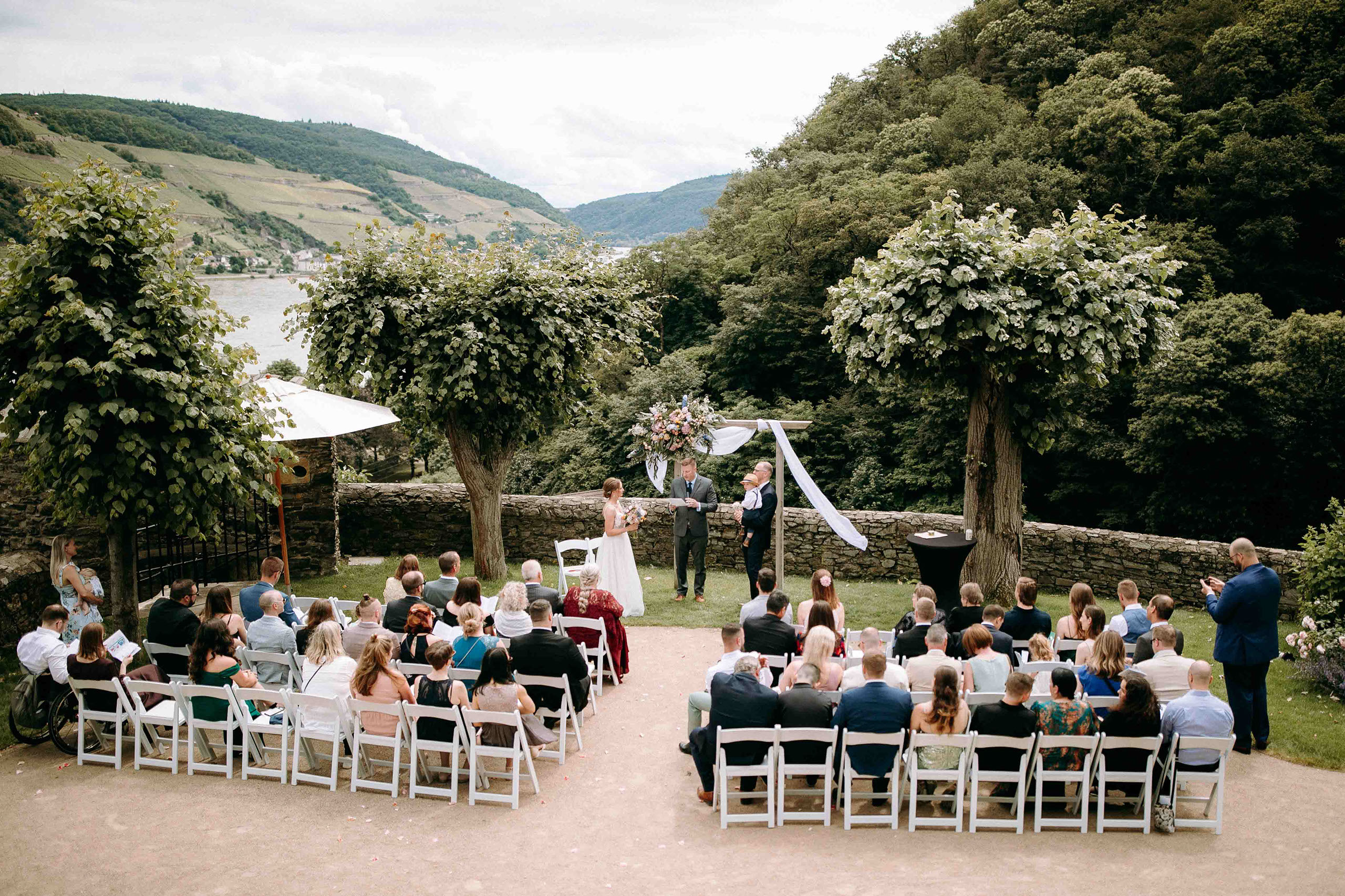 Freie Trauung auf der Burg Reichenstein mit Panorama über den Rhein – Hochzeitsfotograf Rheingau fängt emotionale Momente ein.