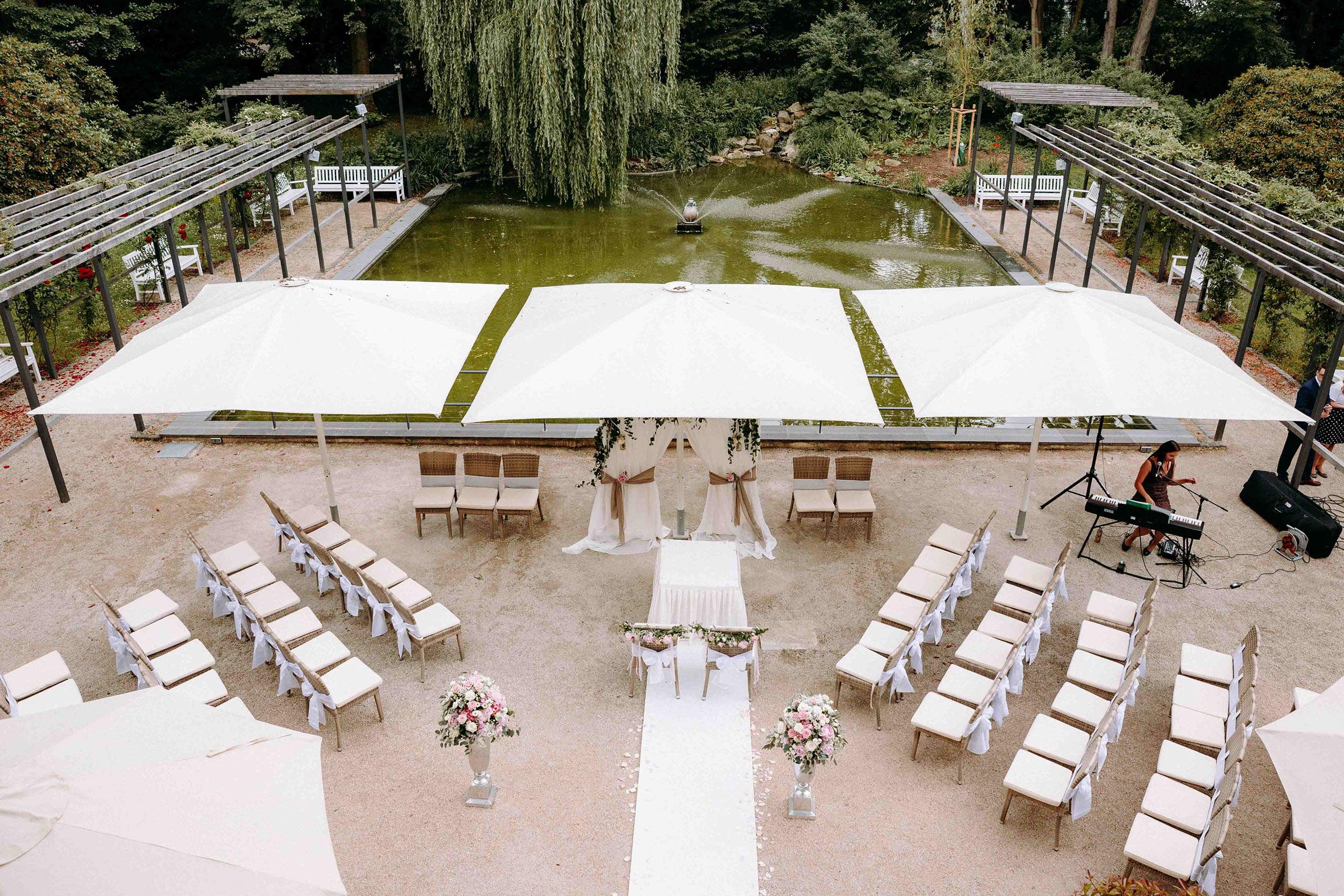 Vogelperspektive auf freie Trauung im Kurpark Bad Homburg mit See und Pavillon