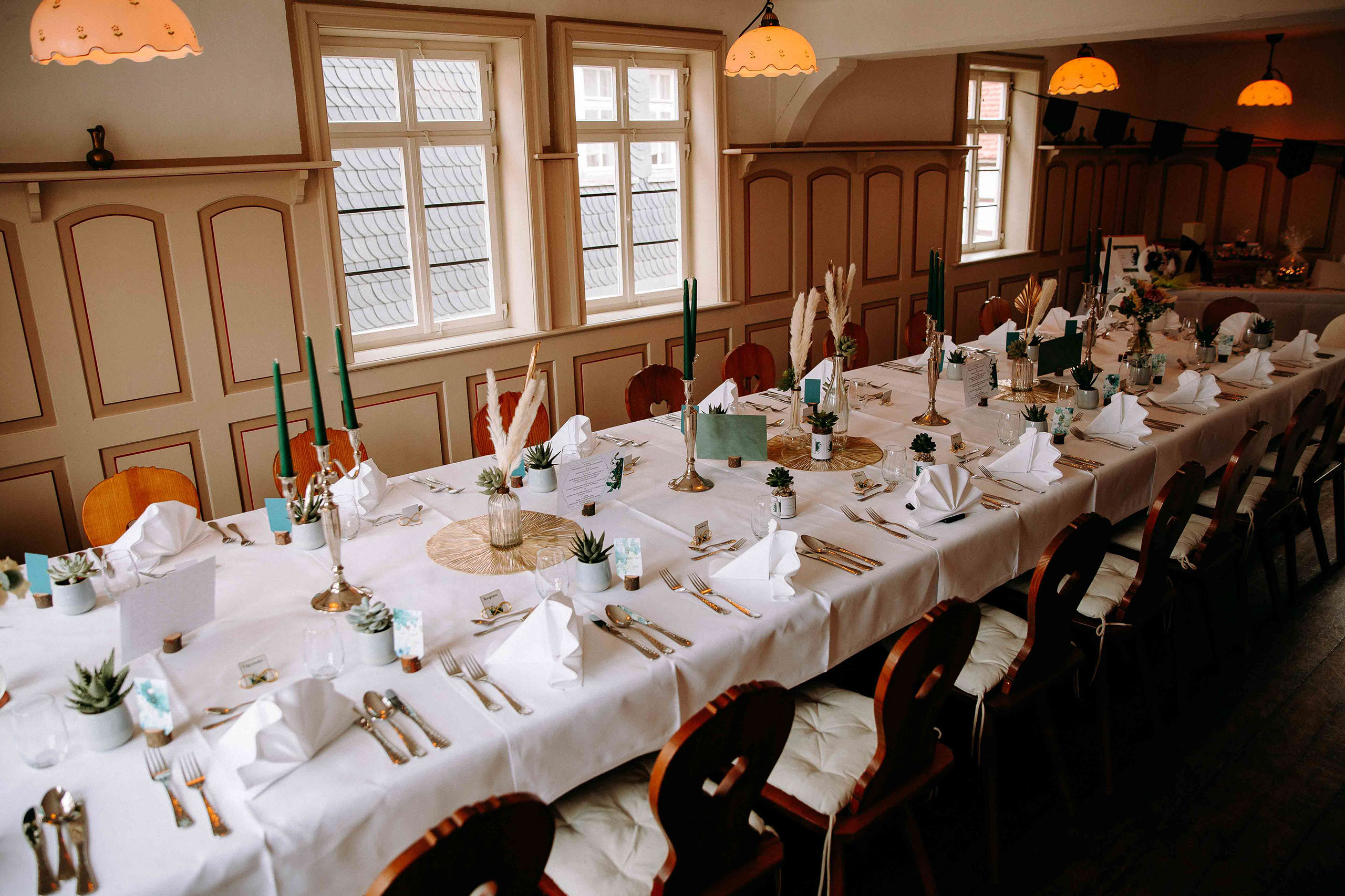 Festlich gedeckter Hochzeitstisch im Freilichtmuseum Hessenpark – perfekte Hochzeitslocation für eine Feier nahe Bad Homburg.