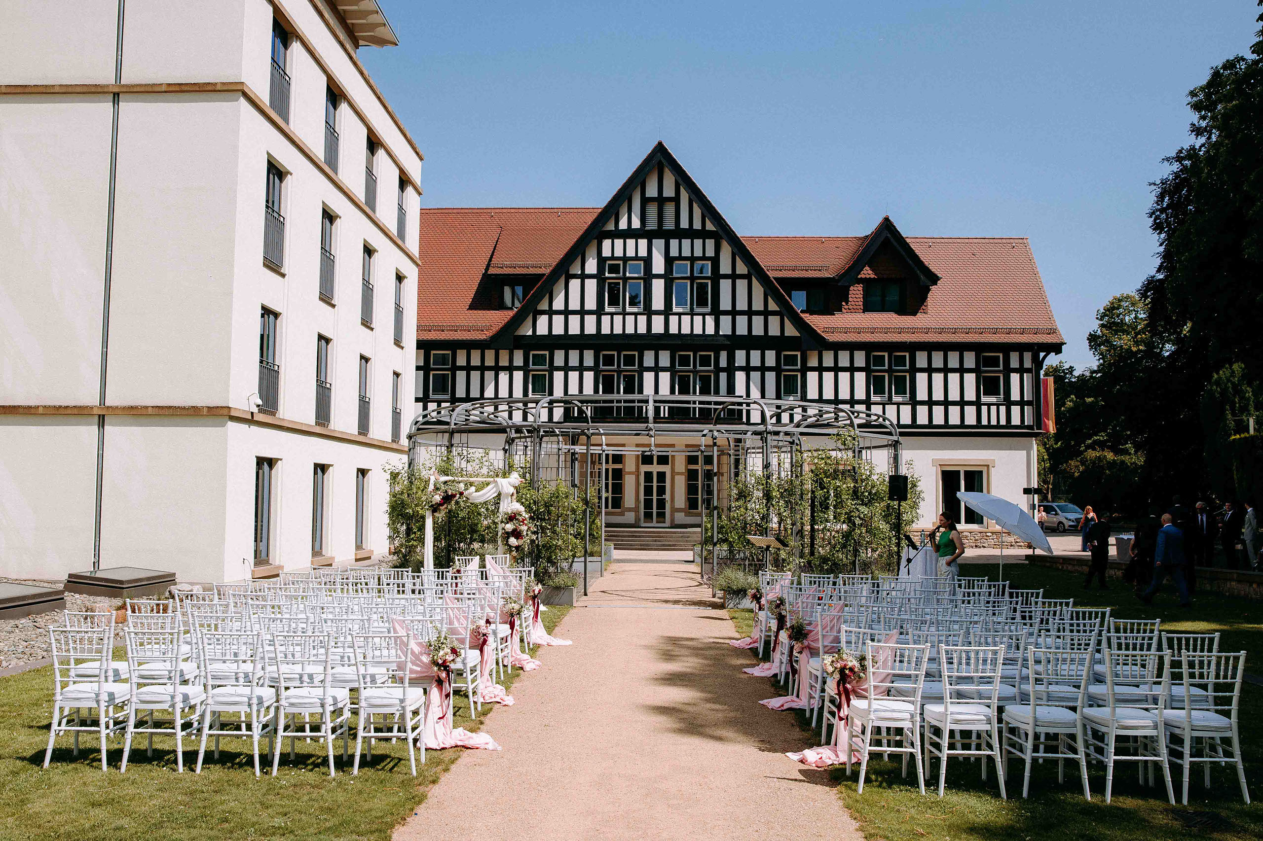 Stühle und Blumenschmuck bei einer Trauung im Dorint Hotel Oberursel