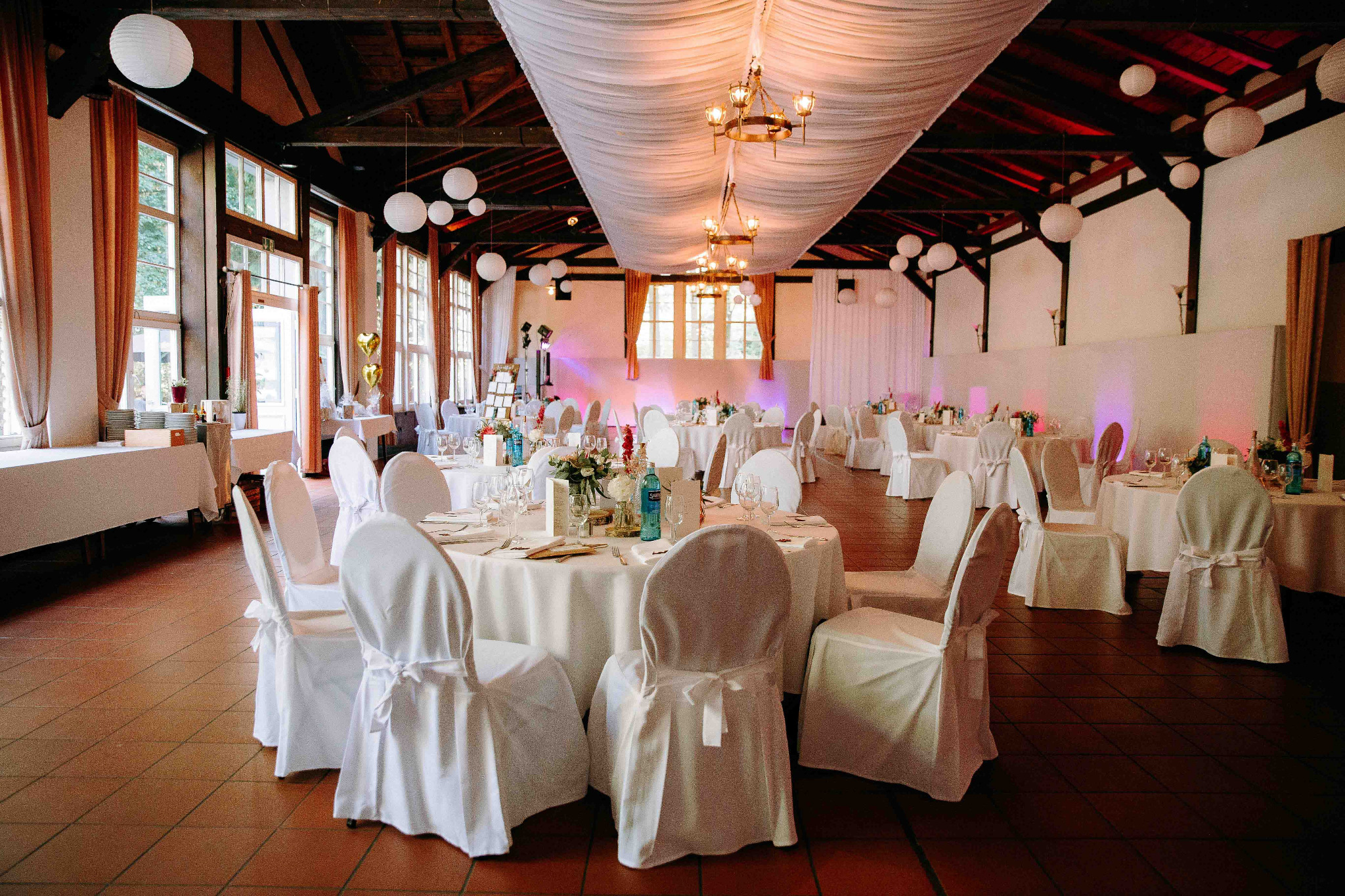 Hochzeitslocation Bad Homburg – Innenbereich des Landgasthofs festlich für Hochzeit eingedeckt