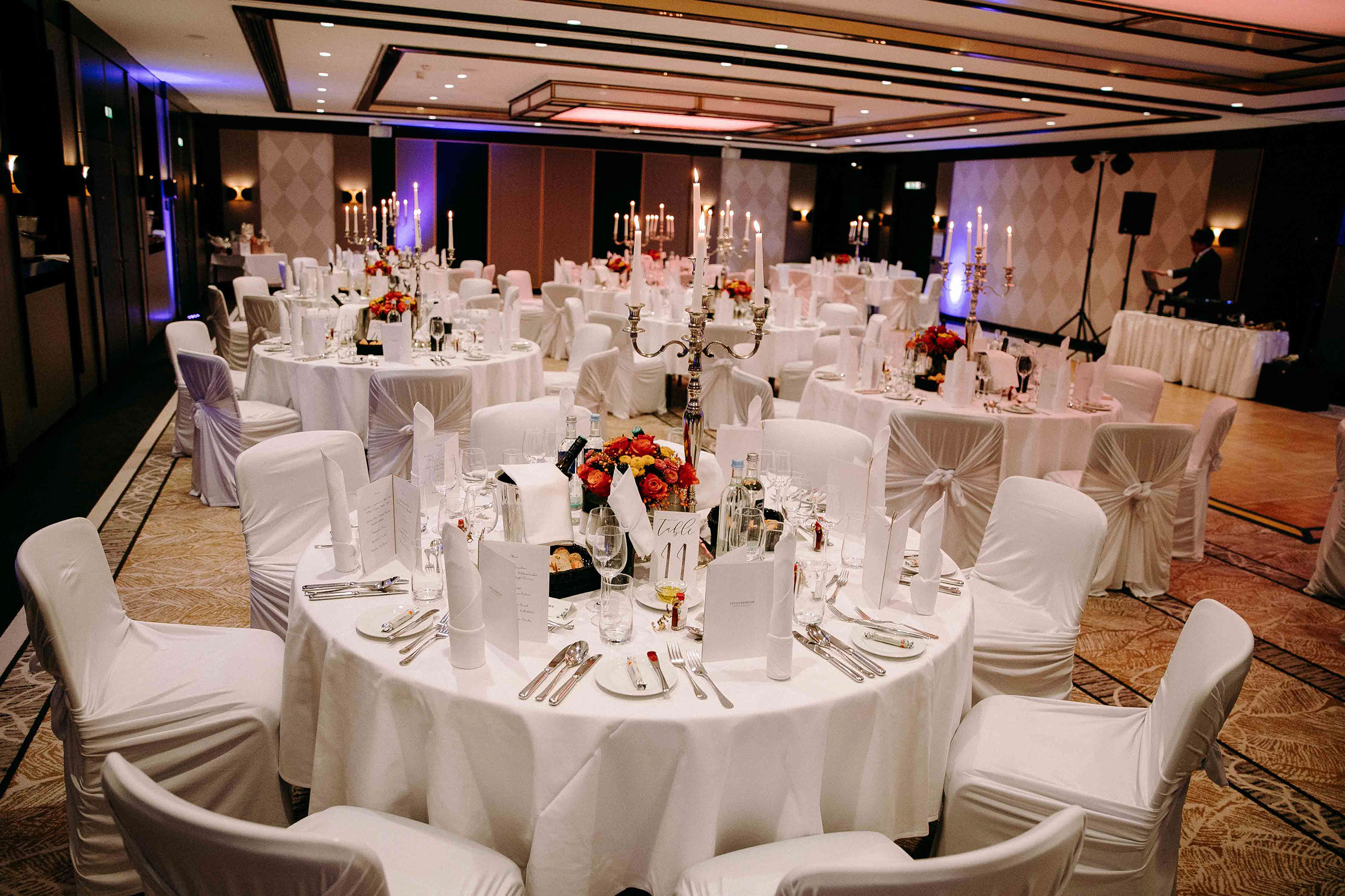 Hochzeitstische im Ballsaal vom Steigenberger Hotel – edle Dekoration und Kerzenlicht – Hochzeitsfotograf Bad Homburg