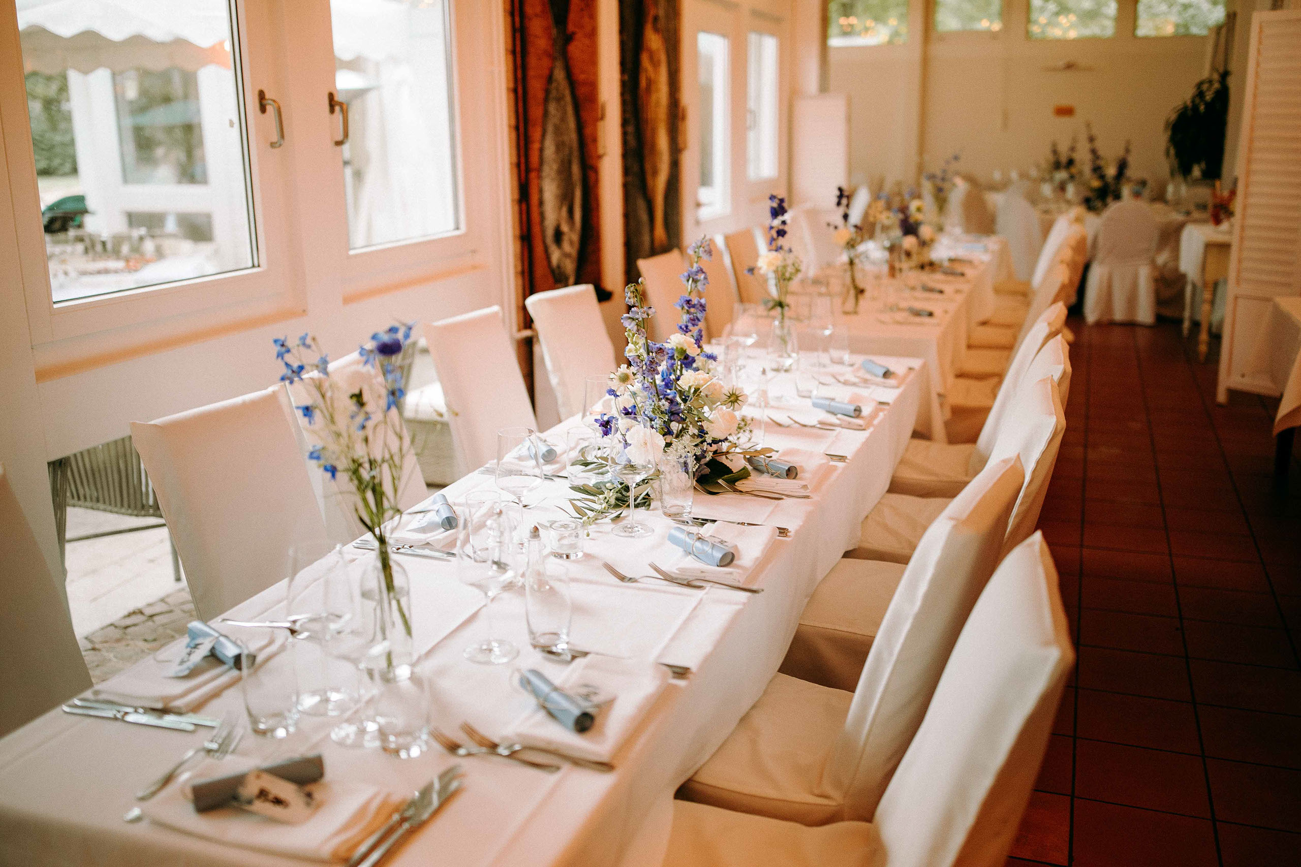 Lange Hochzeitstafel mit eleganter Dekoration im Golfhaus Restaurant Bad Homburg