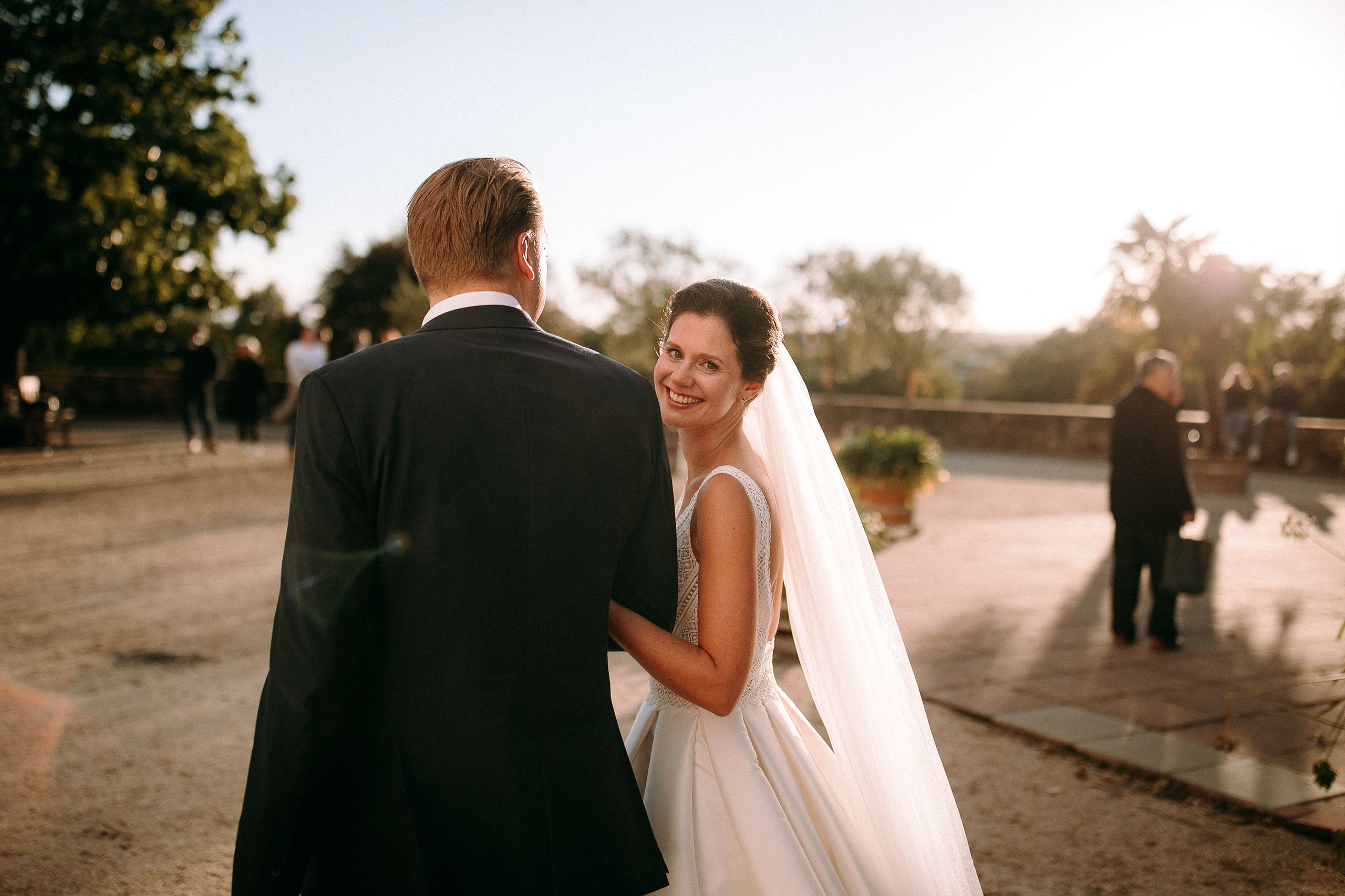 Hochzeitsfotos auf der Terrasse vom Schloss Bad Homburg – Weisser Saal mit glücklicher Braut