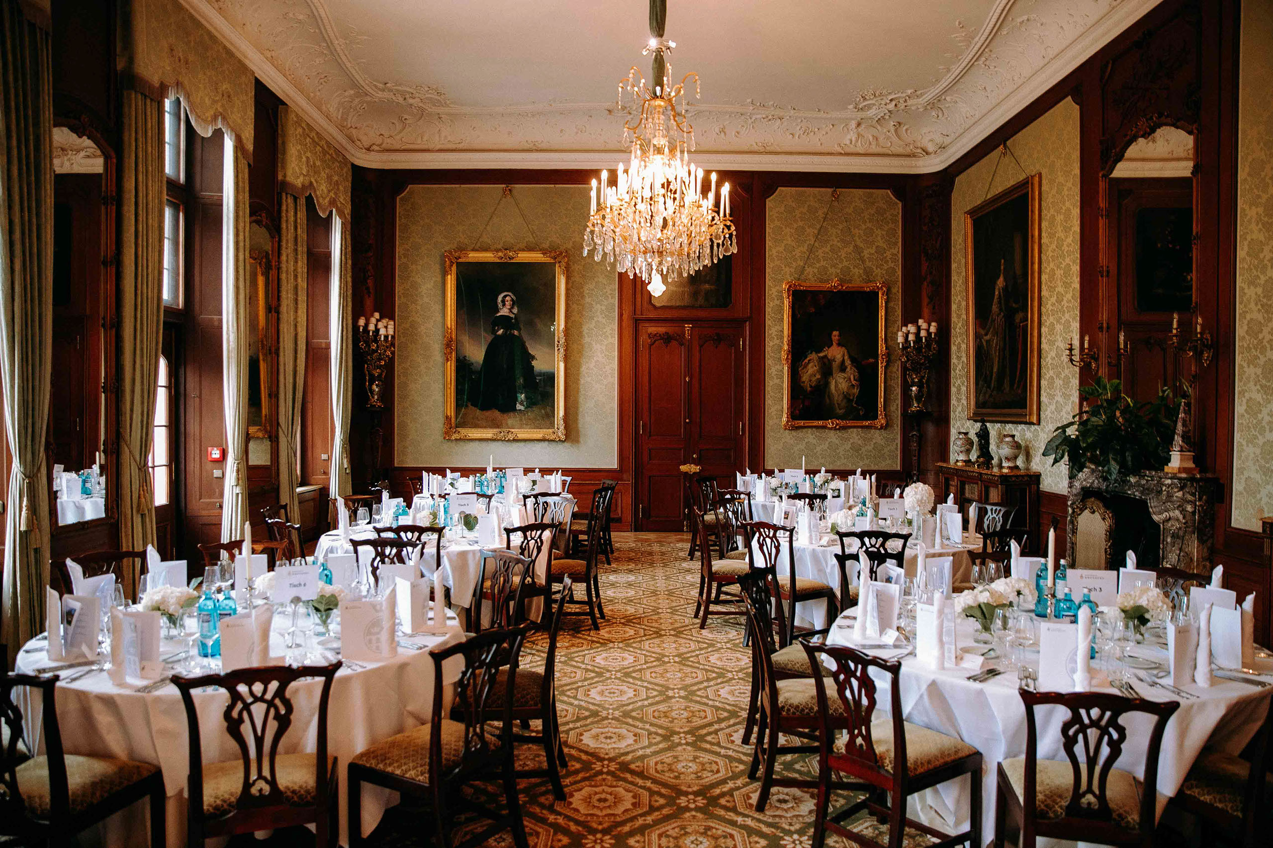 Hochzeitstische im prunkvollen Festsaal der Hochzeitslocation Schlosshotel Kronberg.