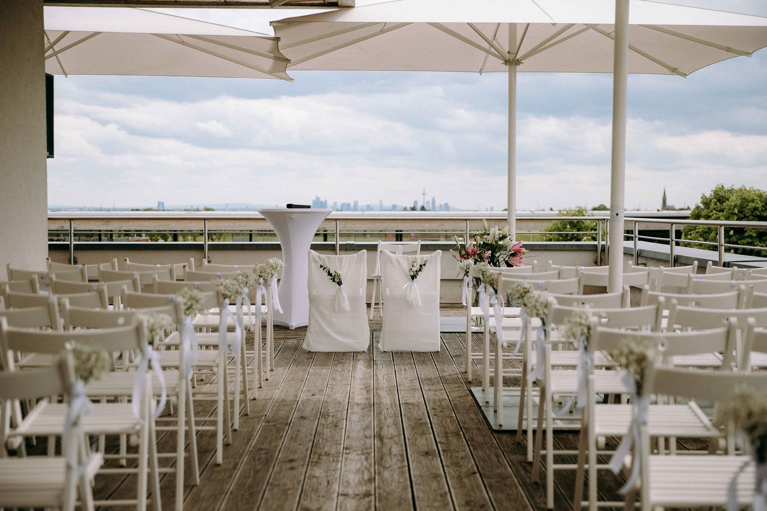 Hochzeitslocation mit Trauung auf der Dachterrasse und Blick auf die Frankfurter Skyline