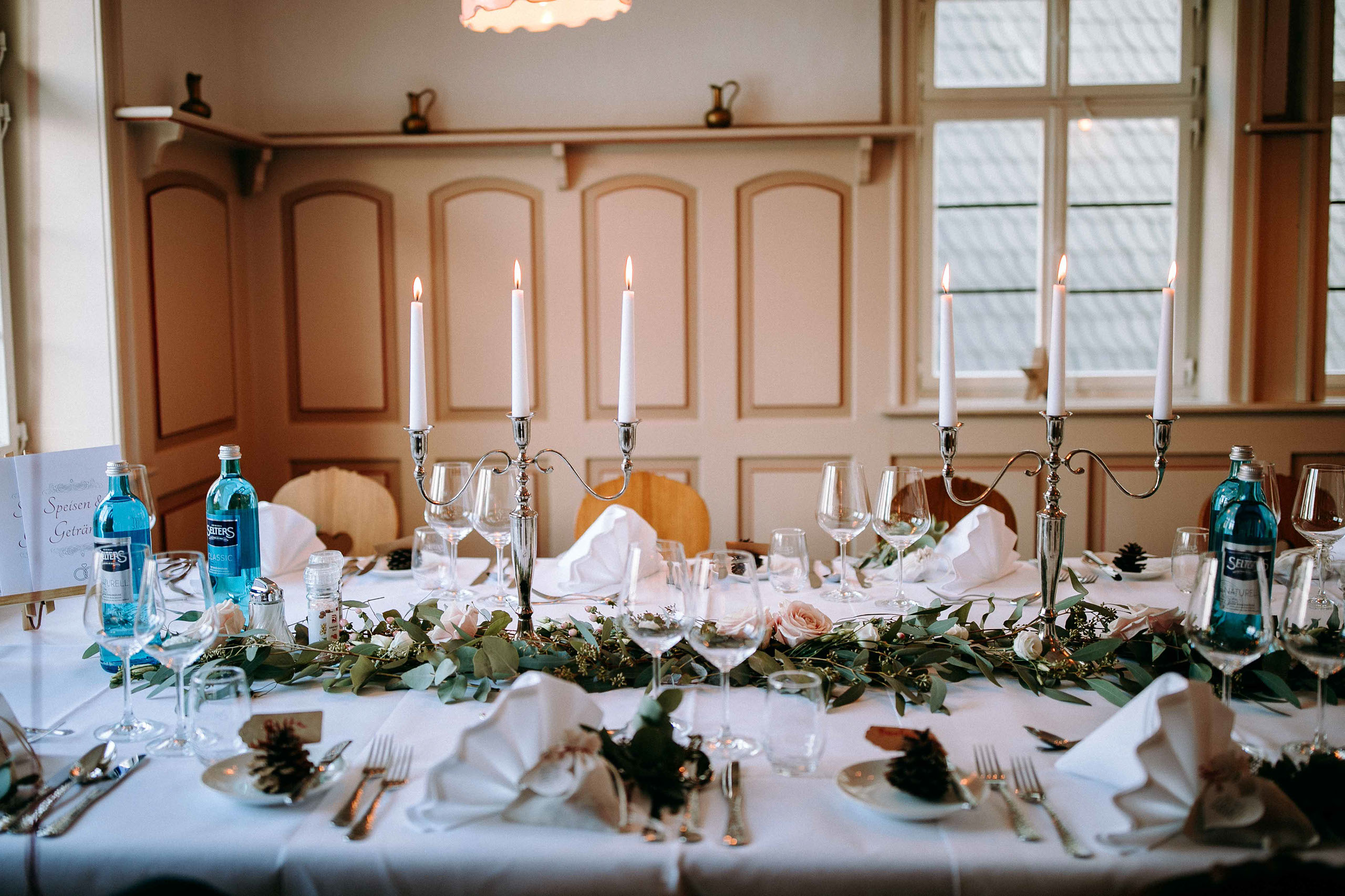 Eleganter Hochzeitstisch mit Kerzen und Eukalyptus im Hessenpark – stimmungsvolle Hochzeitsfotos Bad Homburg.