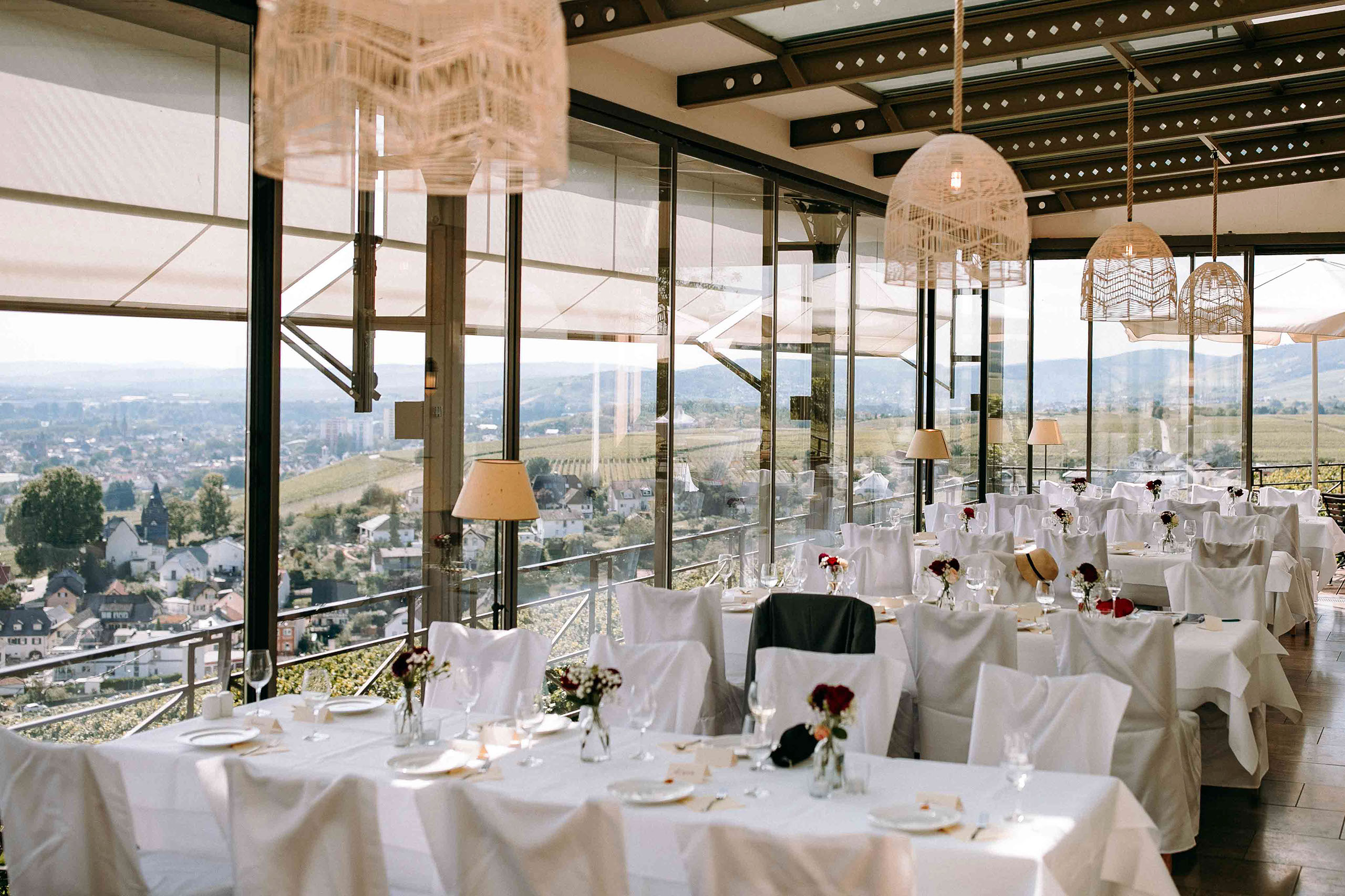Hochzeitstafel im stilvollen Wintergarten von Schloss Johannisberg mit romantischem Ausblick