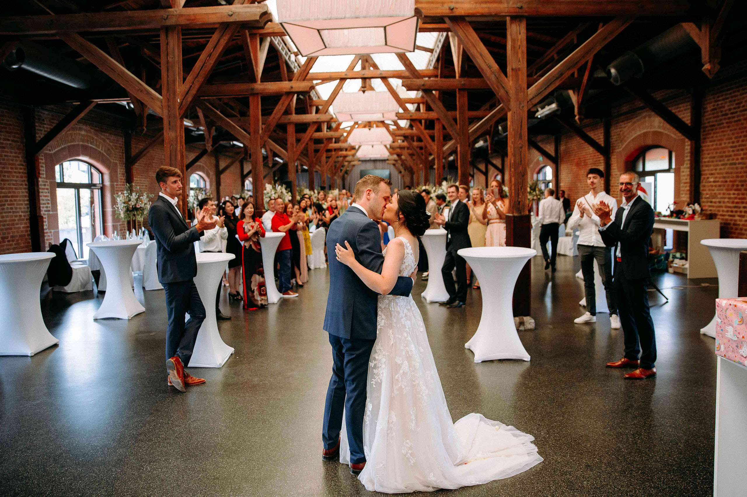 Hochzeitskuss im Güterbahnhof Bad Homburg – liebevolle Szene mit Applaus der Gäste