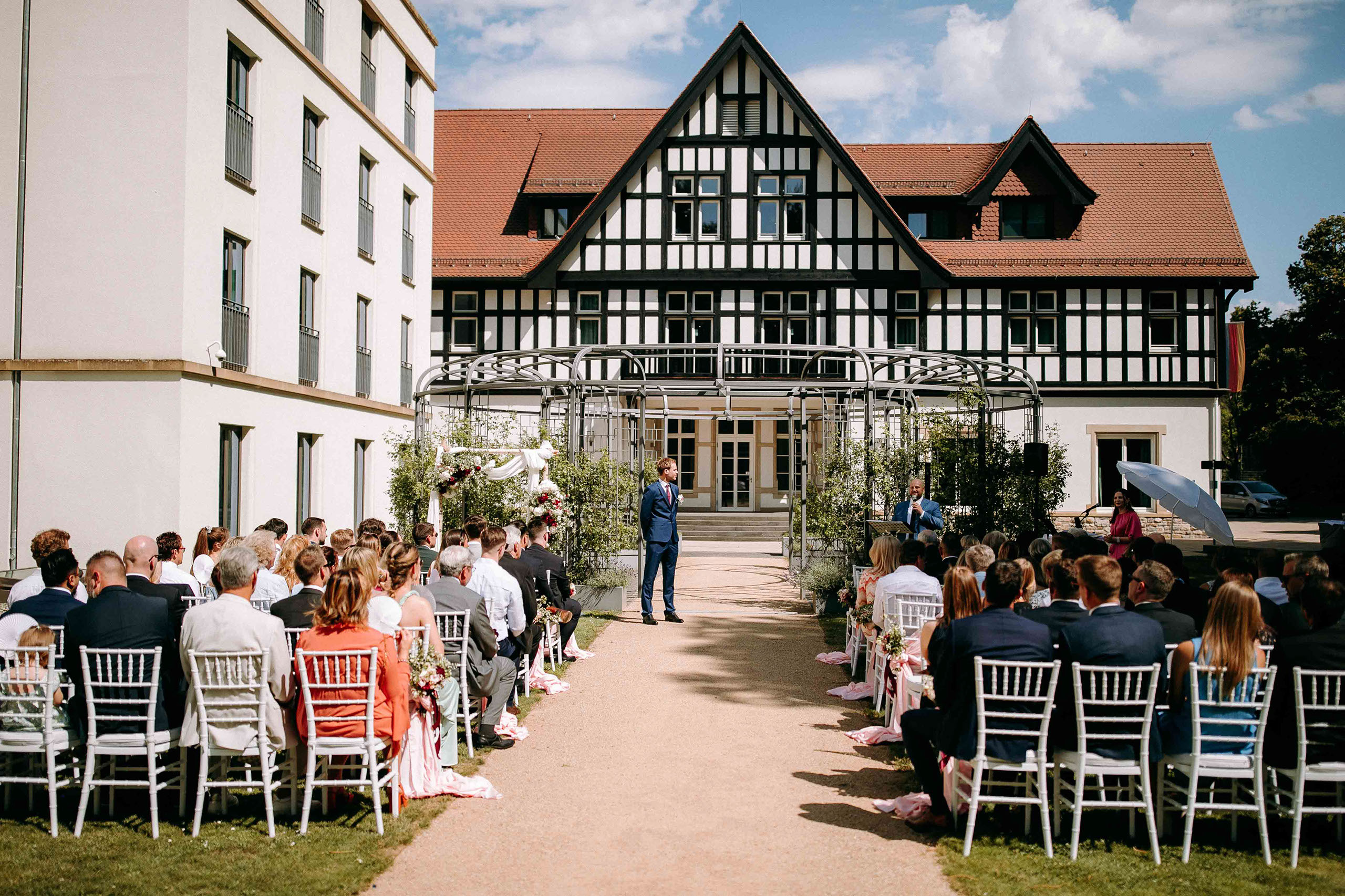 Hochzeitsgäste sitzen bei der Trauung am Dorint Hotel Oberursel