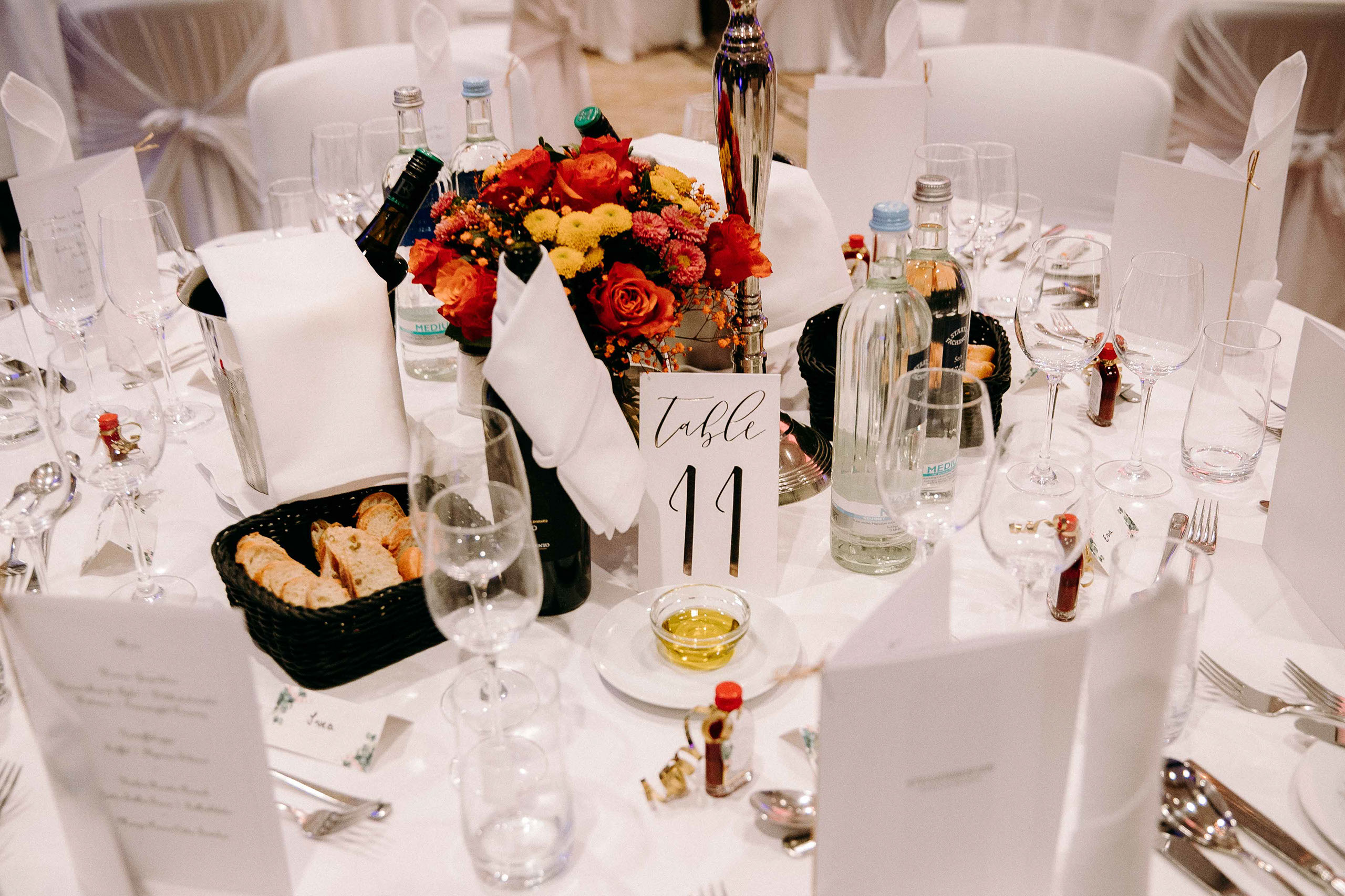 Detail der Hochzeitstischdeko im Steigenberger Hotel Bad Homburg mit Blumen und Menükarten – Hochzeitsfotograf Bad Homburg