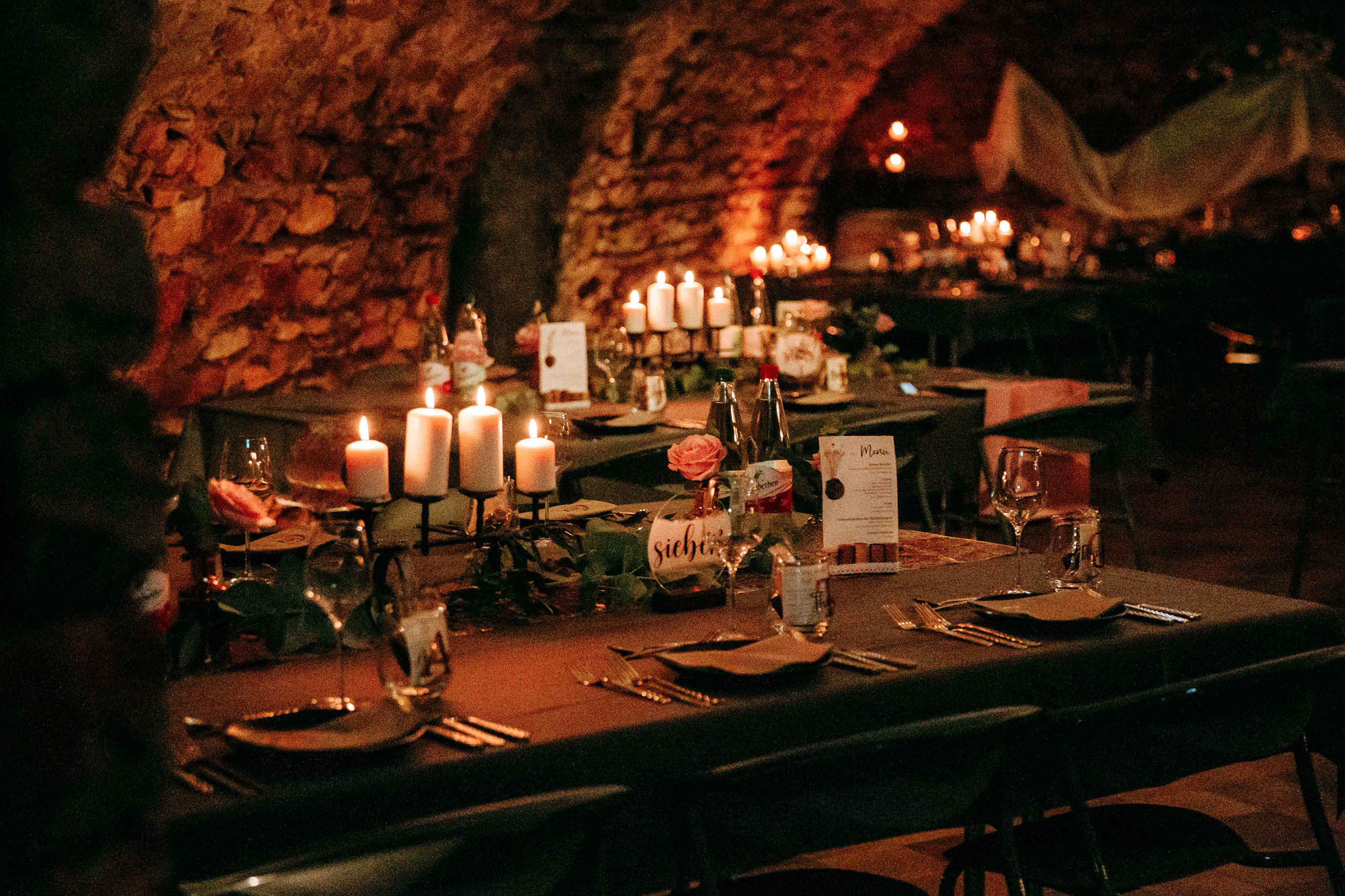 Detailreiche Tischdekoration bei einer Hochzeit im Weingut Georg Breuer