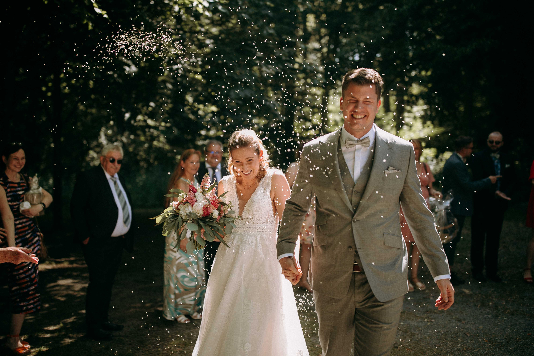 Hochzeitsreportage im Taunus – Brautpaar nach der Trauung unter freiem Himmel mit Reiswurf und Emotionen