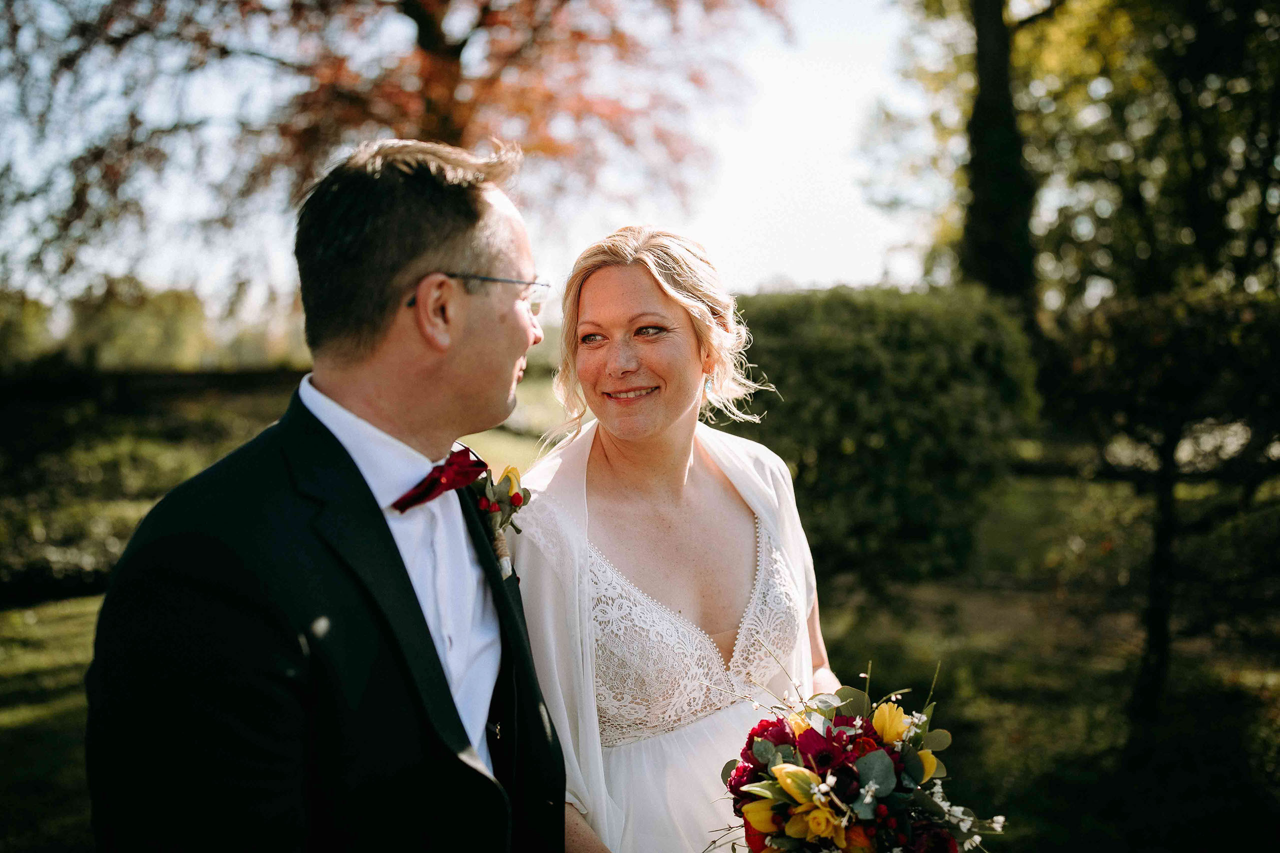 Braut und Bräutigam schauen sich verliebt an – Schloss Reinhartshausen als Hochzeitslocation Rheingau