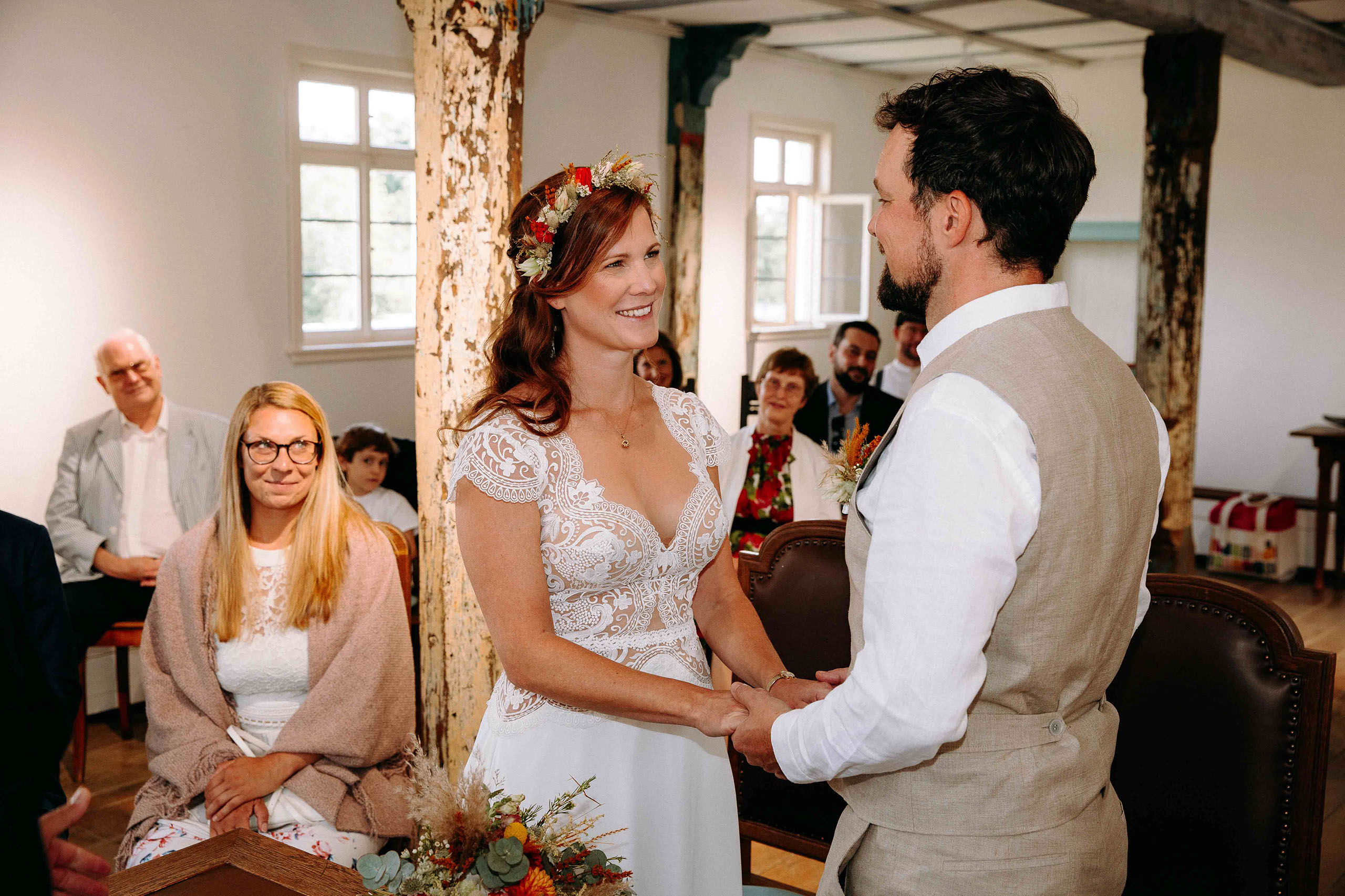 Emotionaler Moment während der Eheschließung im Hessenpark – Hochzeitsfotos in Bad Homburg mit Charakter.