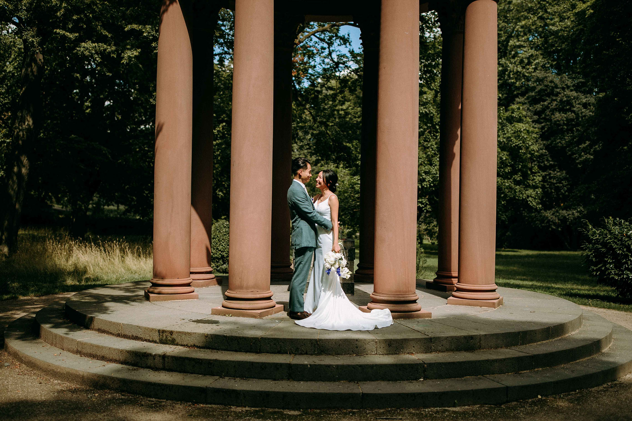 Brautpaar vor Säulen-Tempel im Kurpark Bad Homburg fotografiert vom Hochzeitsfotografen