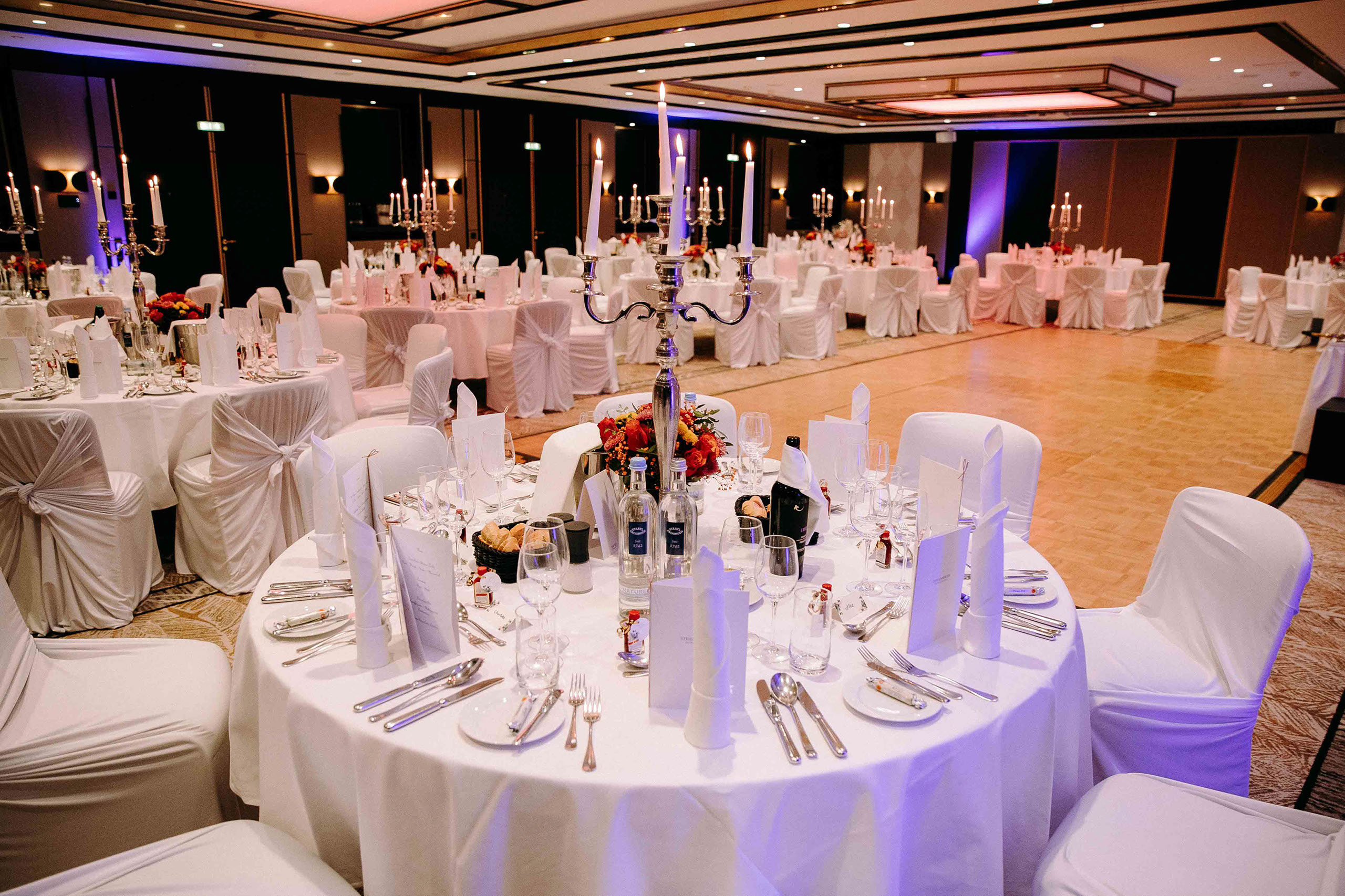 Stilvoller Hochzeitssaal im Steigenberger Hotel mit Kerzenleuchtern und Tanzfläche – Hochzeitsfotograf Bad Homburg