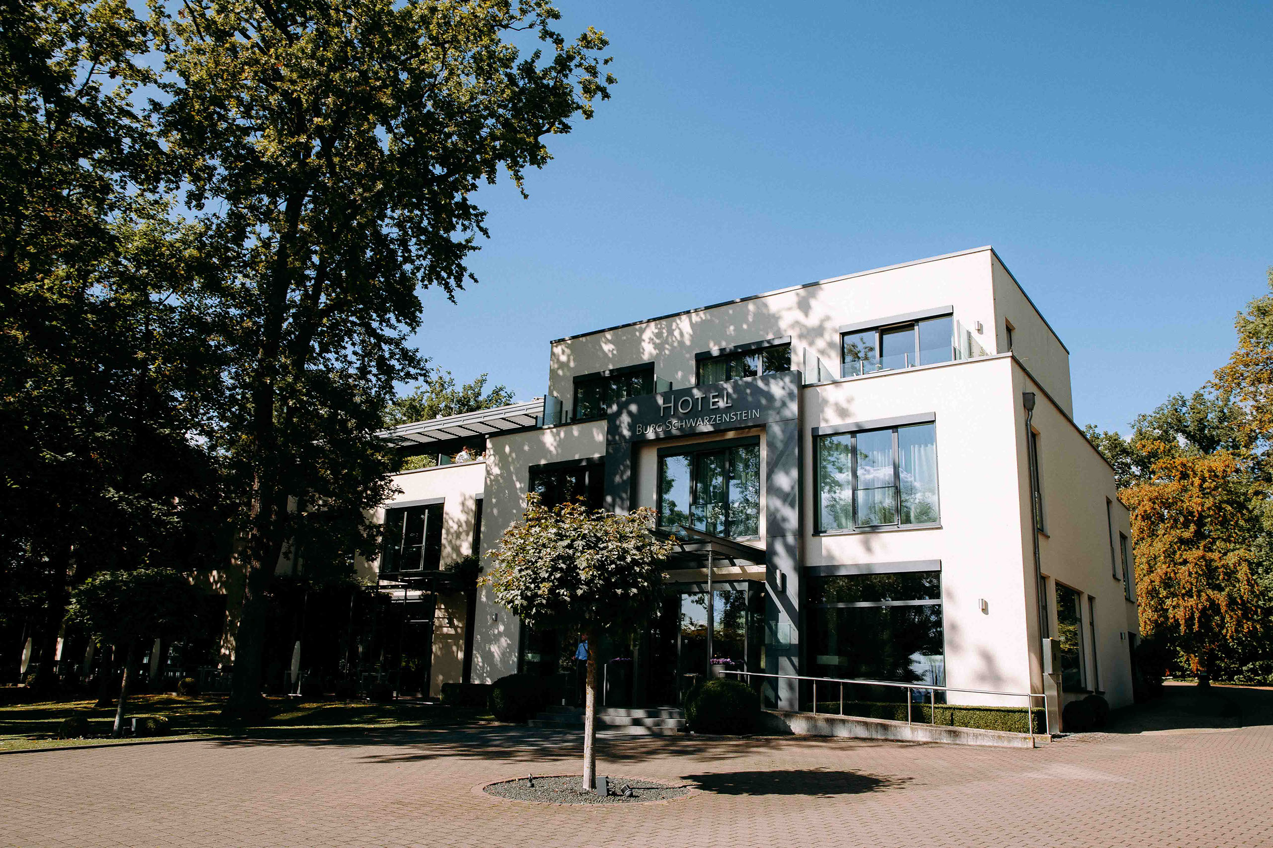 Moderne Außenansicht des Hotels Burg Schwarzenstein – stilvolle Hochzeitslocation im Rheingau.