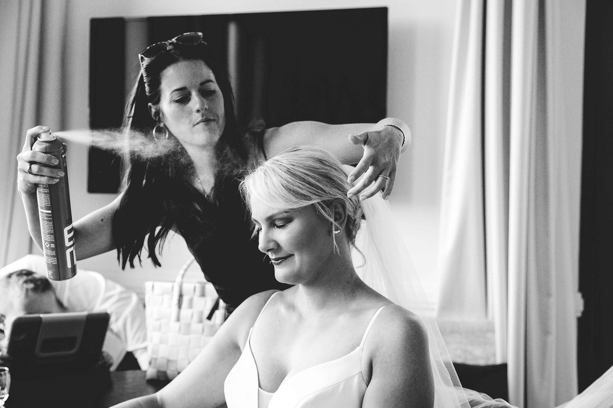 Hochzeitsfotograf Oberursel fängt Brautstyling im Hotelzimmer ein