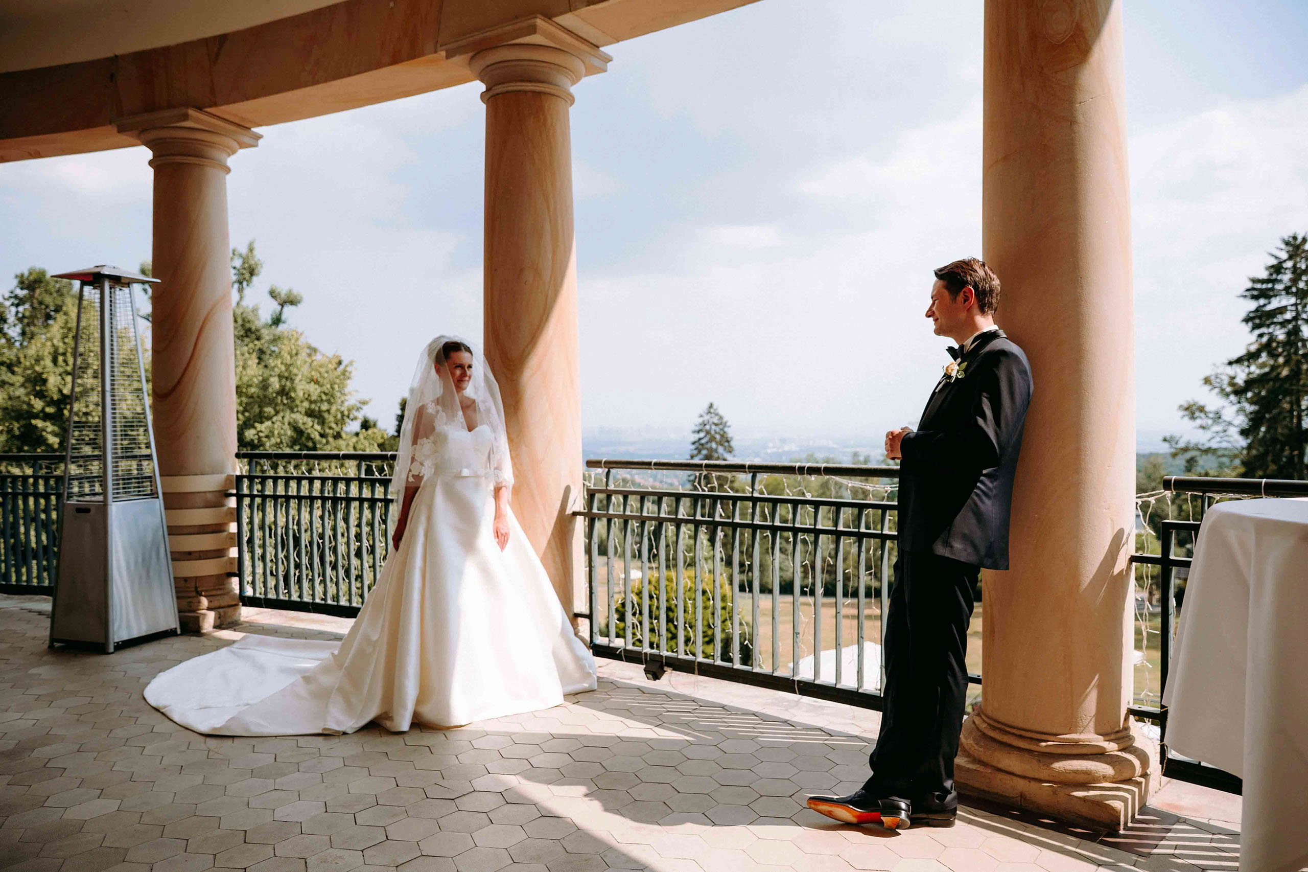 Romantisches Paarfoto auf der Terrasse des Falkenstein Grand – Hochzeitslocation mit Blick auf Frankfurt