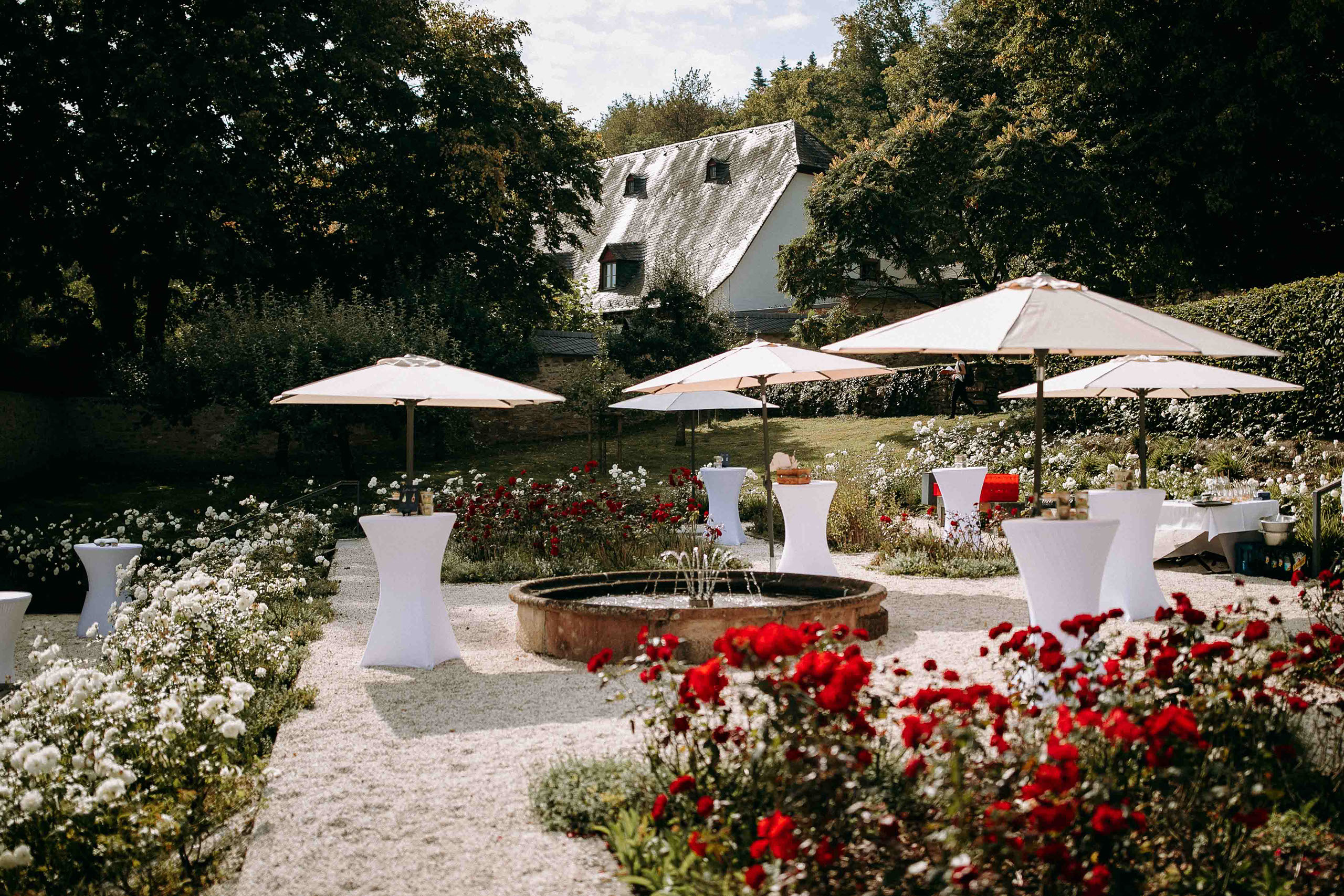 Empfang im Rosenhof des Kloster Eberbach – traumhafte Hochzeitslocation im Rheingau