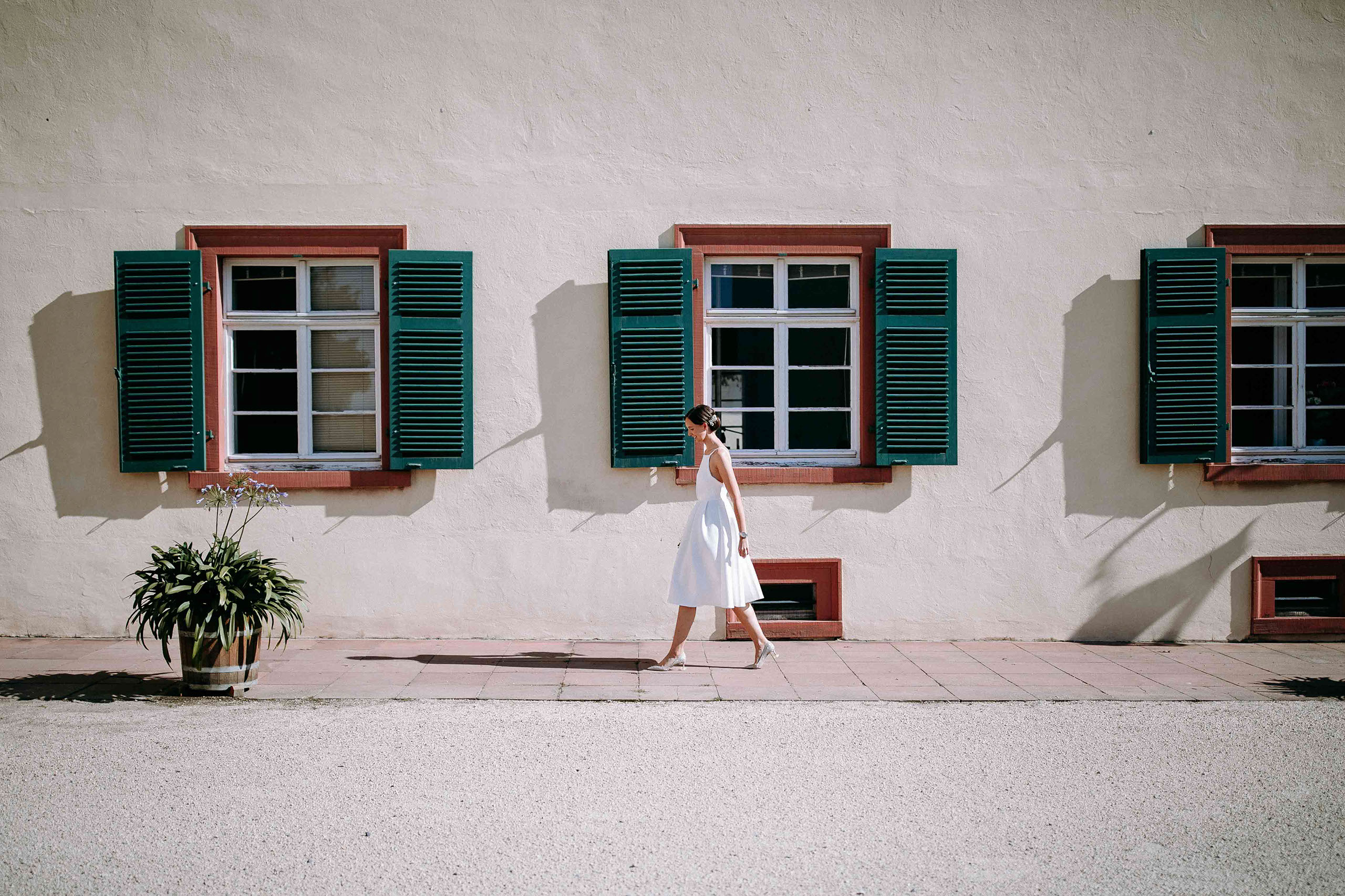 Elegantes Hochzeitsfoto einer Braut im Weissen Saal des Schloss Bad Homburg – Fensterfassade im Hintergrund