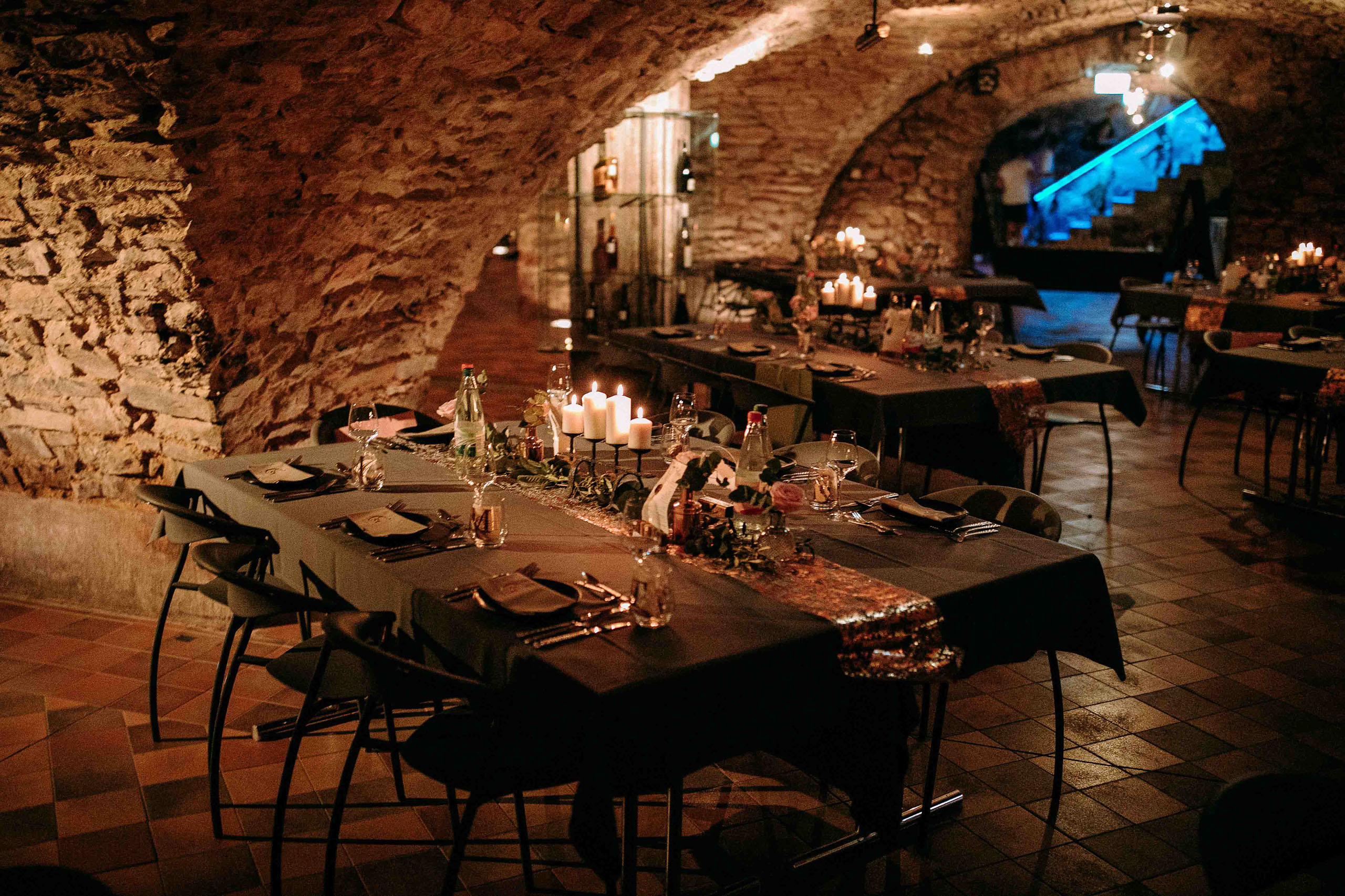 Feierlich beleuchteter Gewölbekeller im Weingut Georg Breuer als Hochzeitslocation