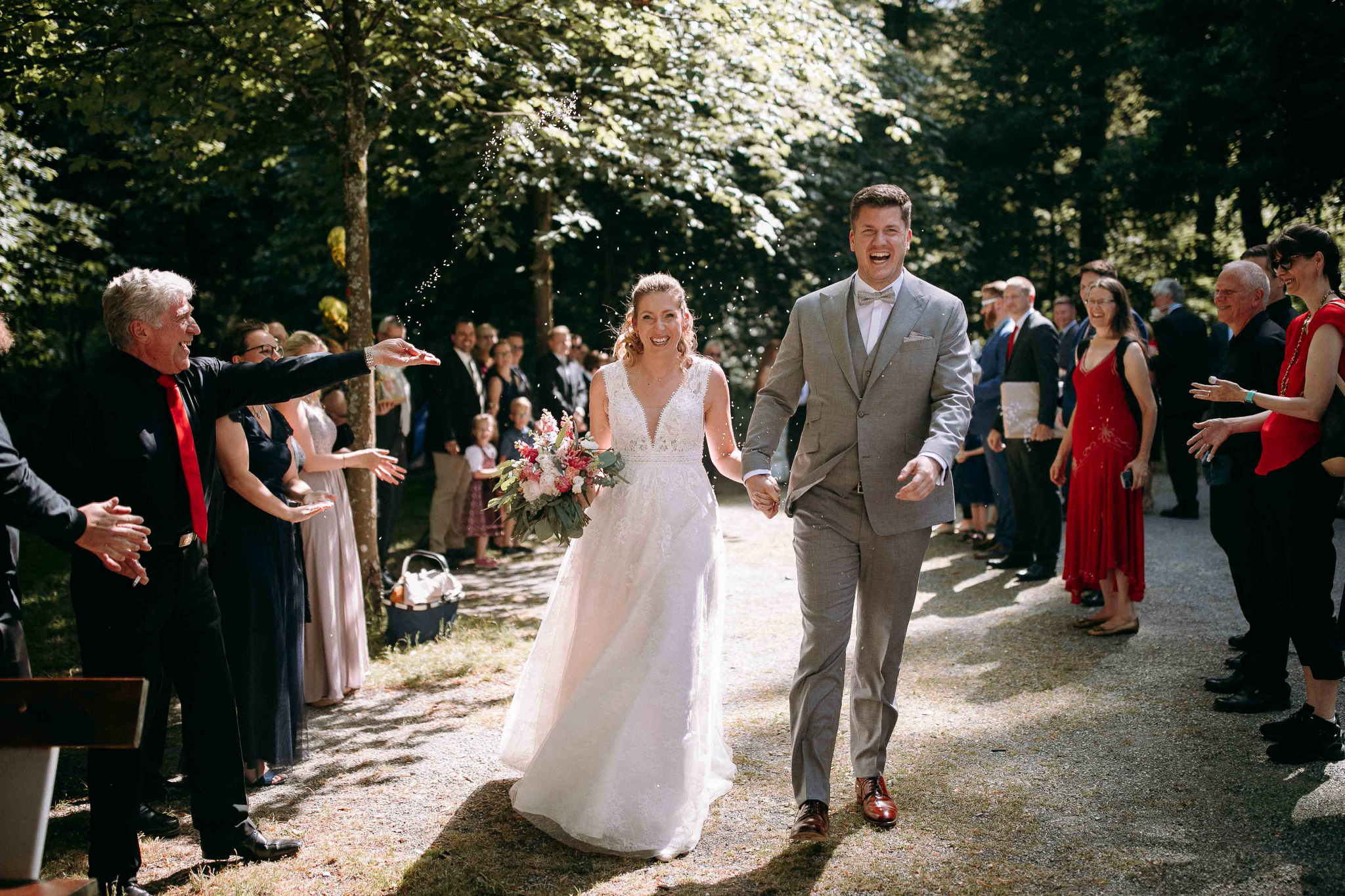 Zeitloses Hochzeitsfoto im Landgasthof Saalburg – stilvoller Auszug des Brautpaares