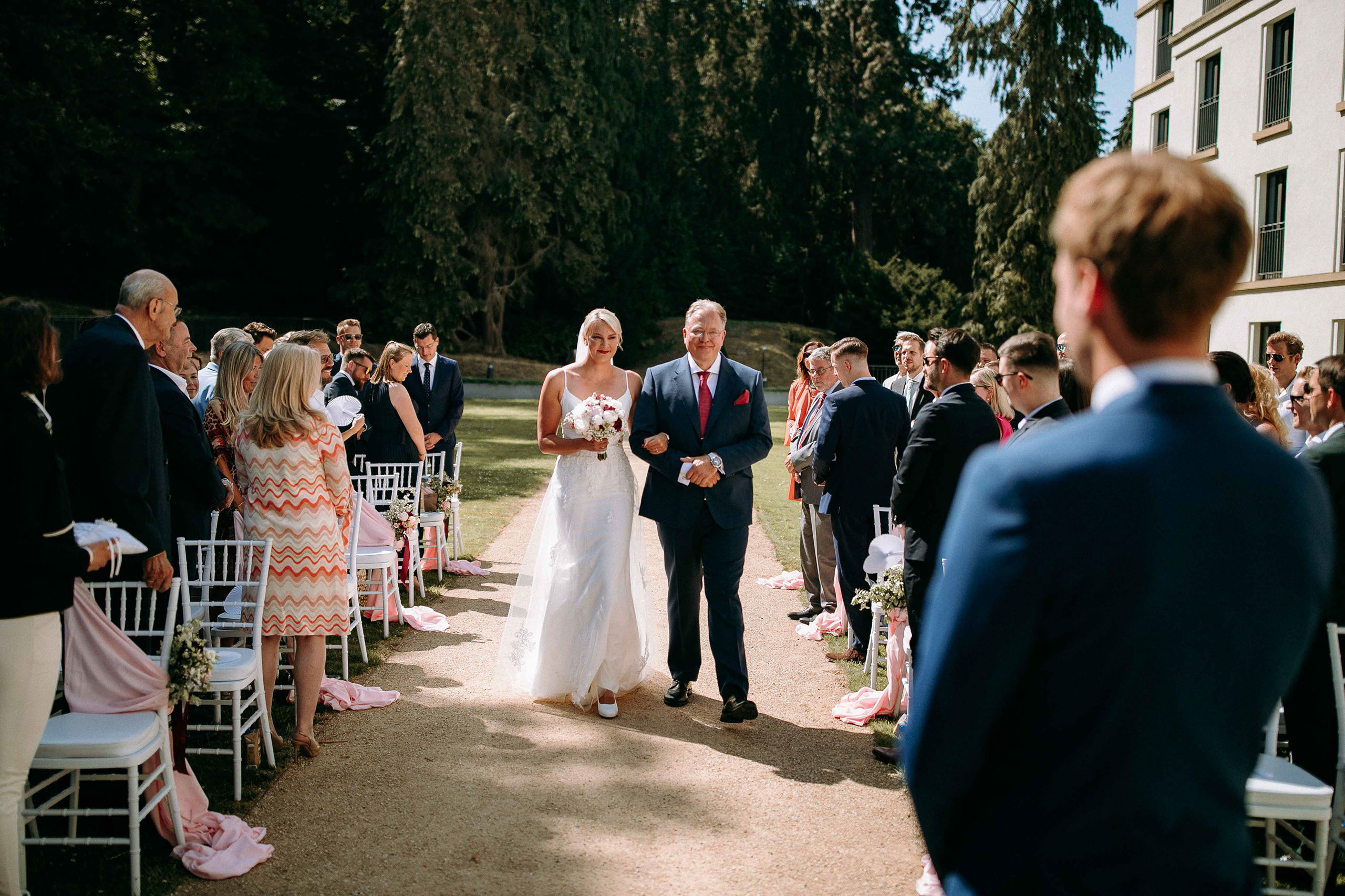 Braut läuft mit ihrem Vater zur Trauung im Dorint Hotel Oberursel