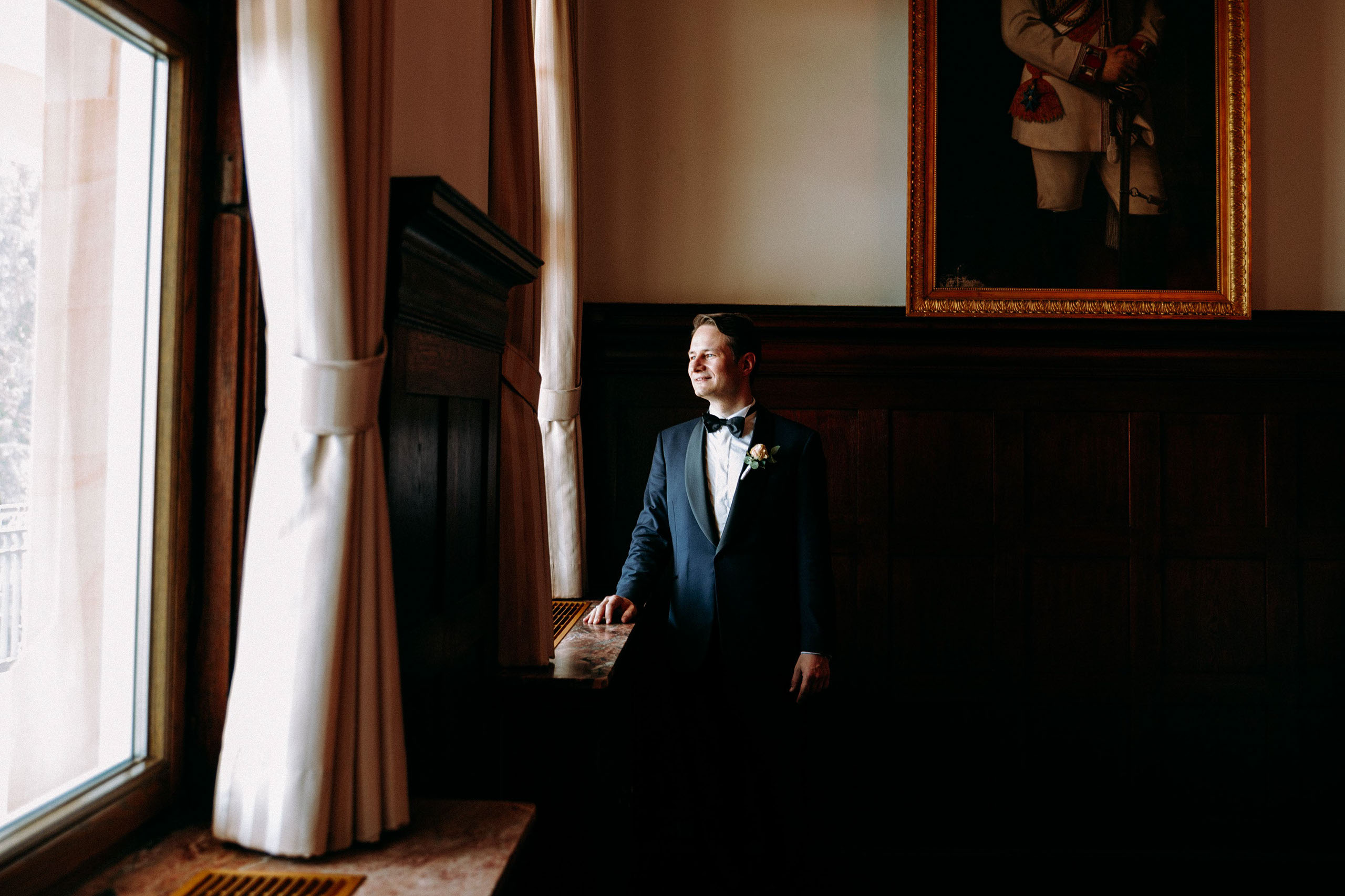 Stimmungsvolles Portrait des Bräutigams im Falkenstein Grand Königstein – Hochzeitsfotograf Königstein