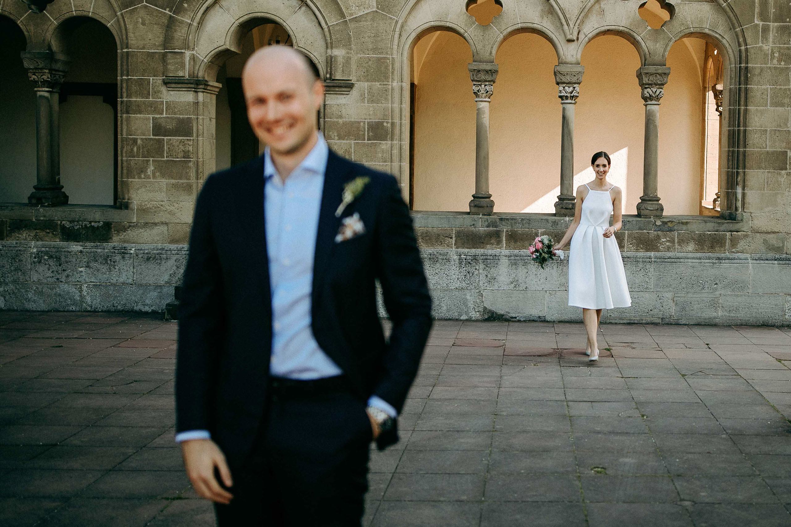 Hochzeitsfotograf Bad Homburg fängt First Look Moment im Schloss Bad Homburg Weisser Saal ein