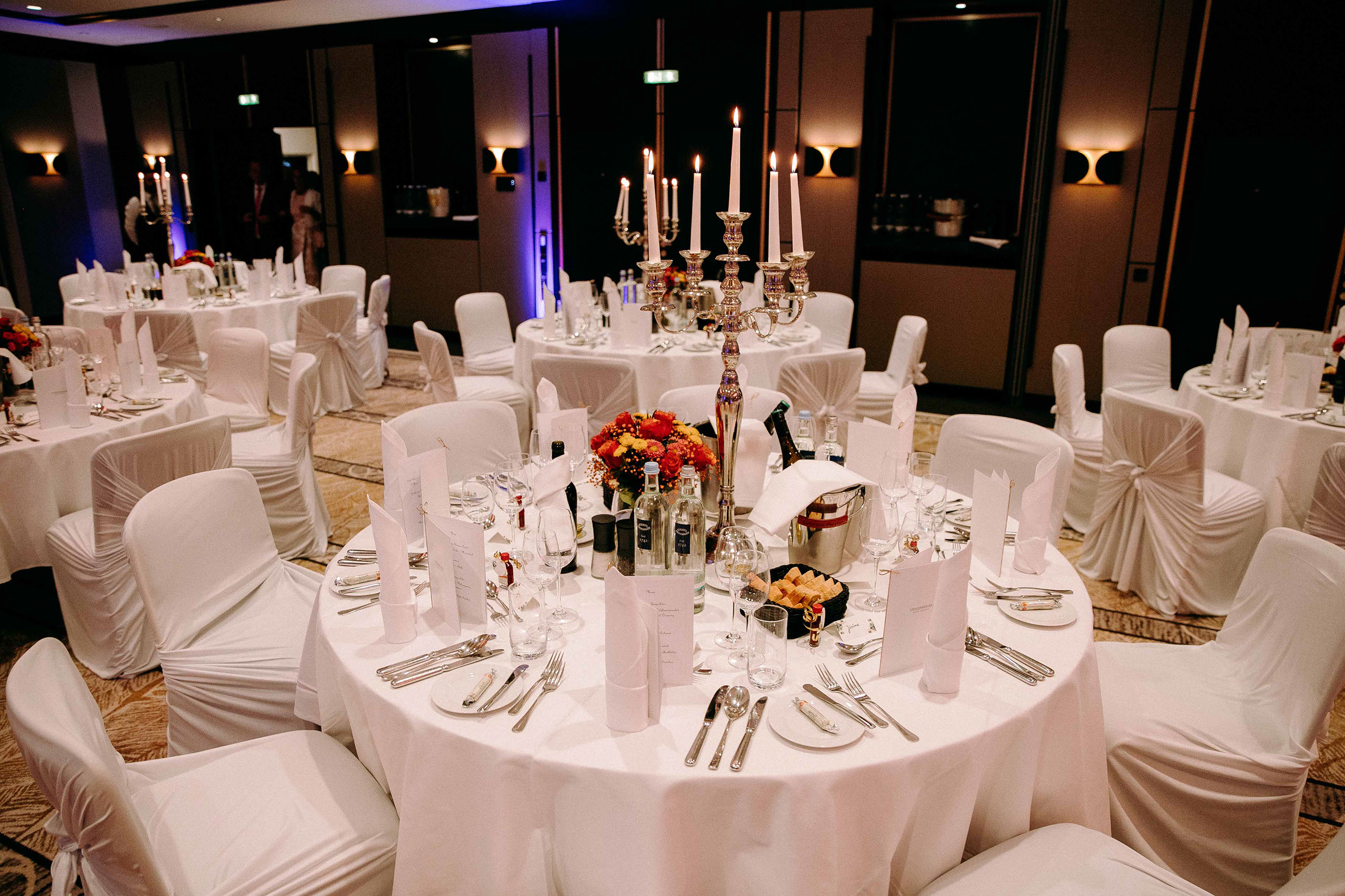 Romantische Hochzeitsatmosphäre am Abend mit Kerzenlicht im Steigenberger Hotel – Hochzeitsfotograf Bad Homburg