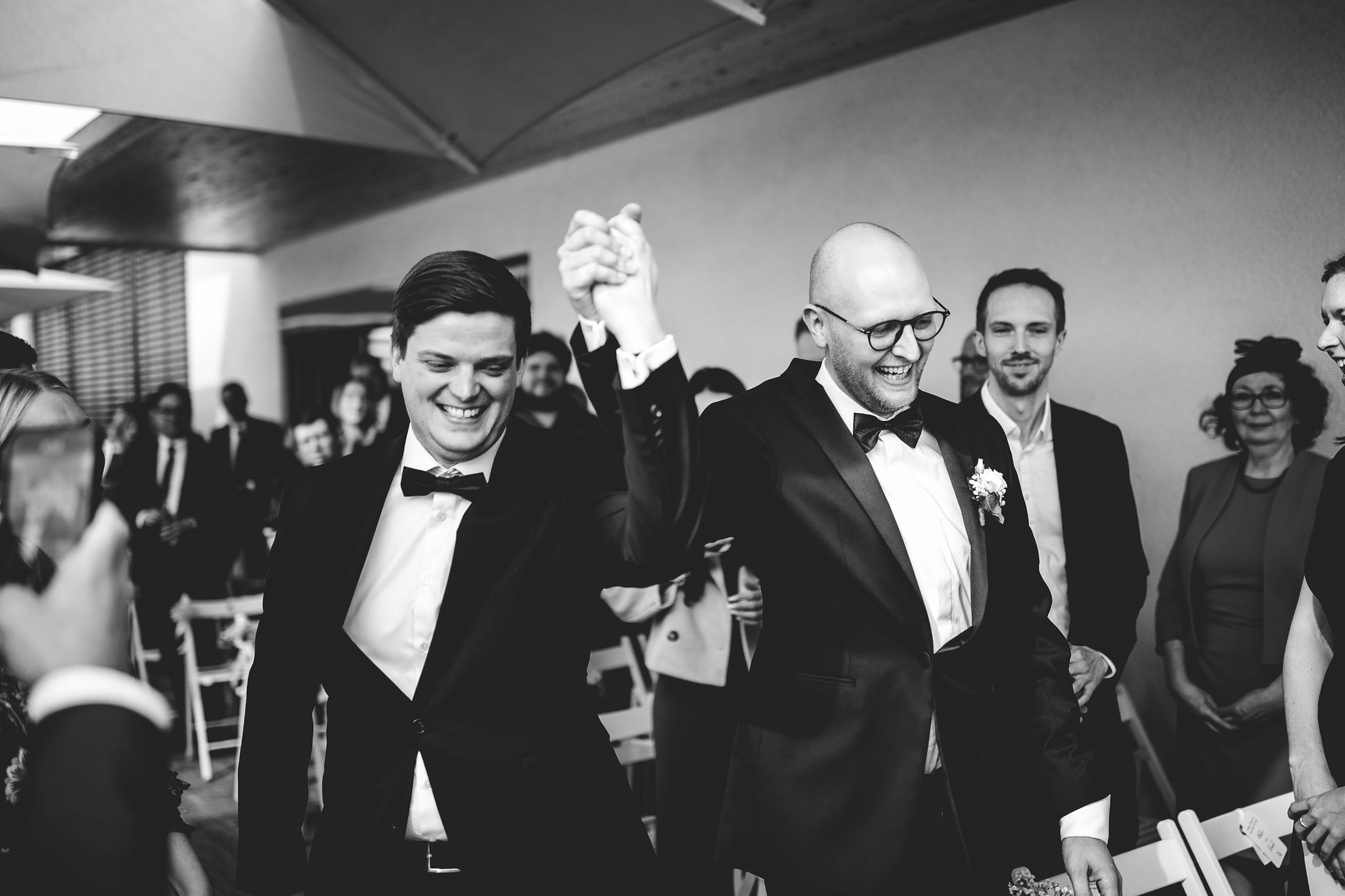 Der Bräutigam zieht zur Trauung mit seinem Trauzeugen ein und wird freudig von den Gaesten empfangen