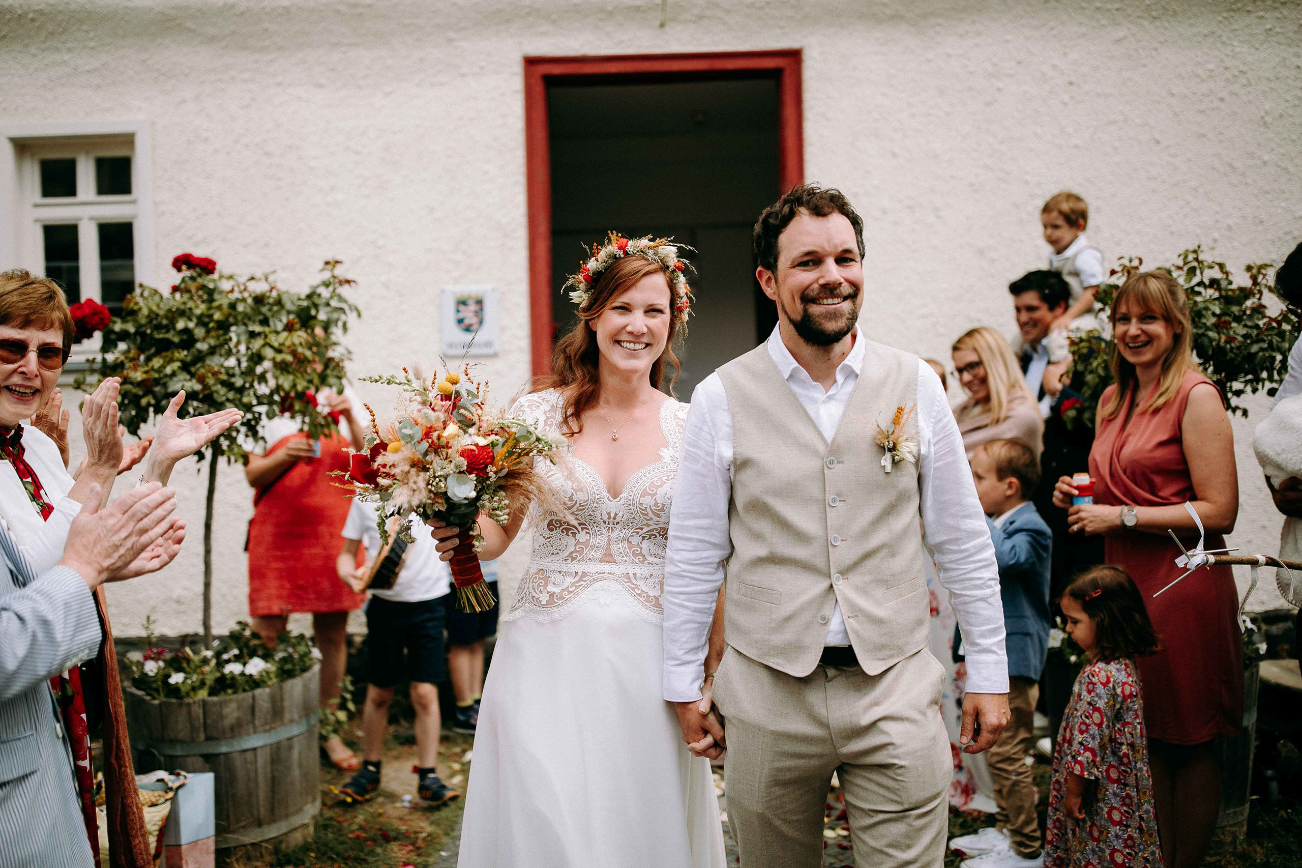 Strahlendes Brautpaar nach der Trauung im Hessenpark – perfekte Szene für Hochzeitsfotograf Bad Homburg.