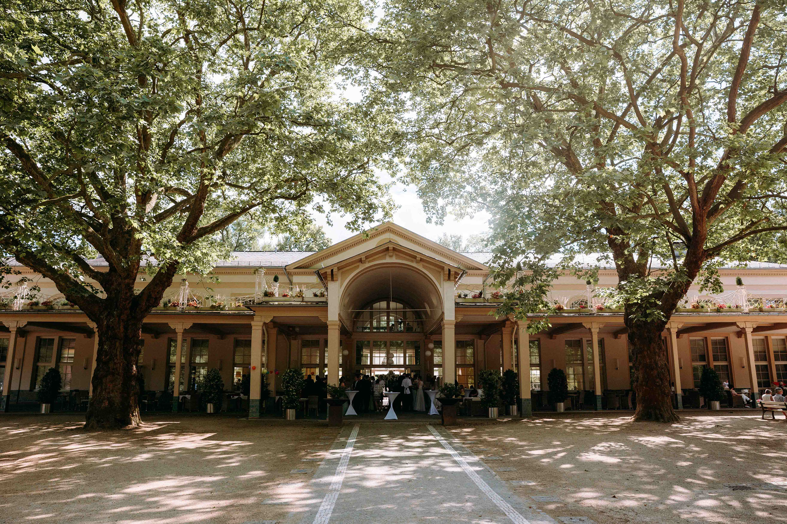 Frontansicht der Orangerie in Bad Homburg mit schattigem Vorplatz
