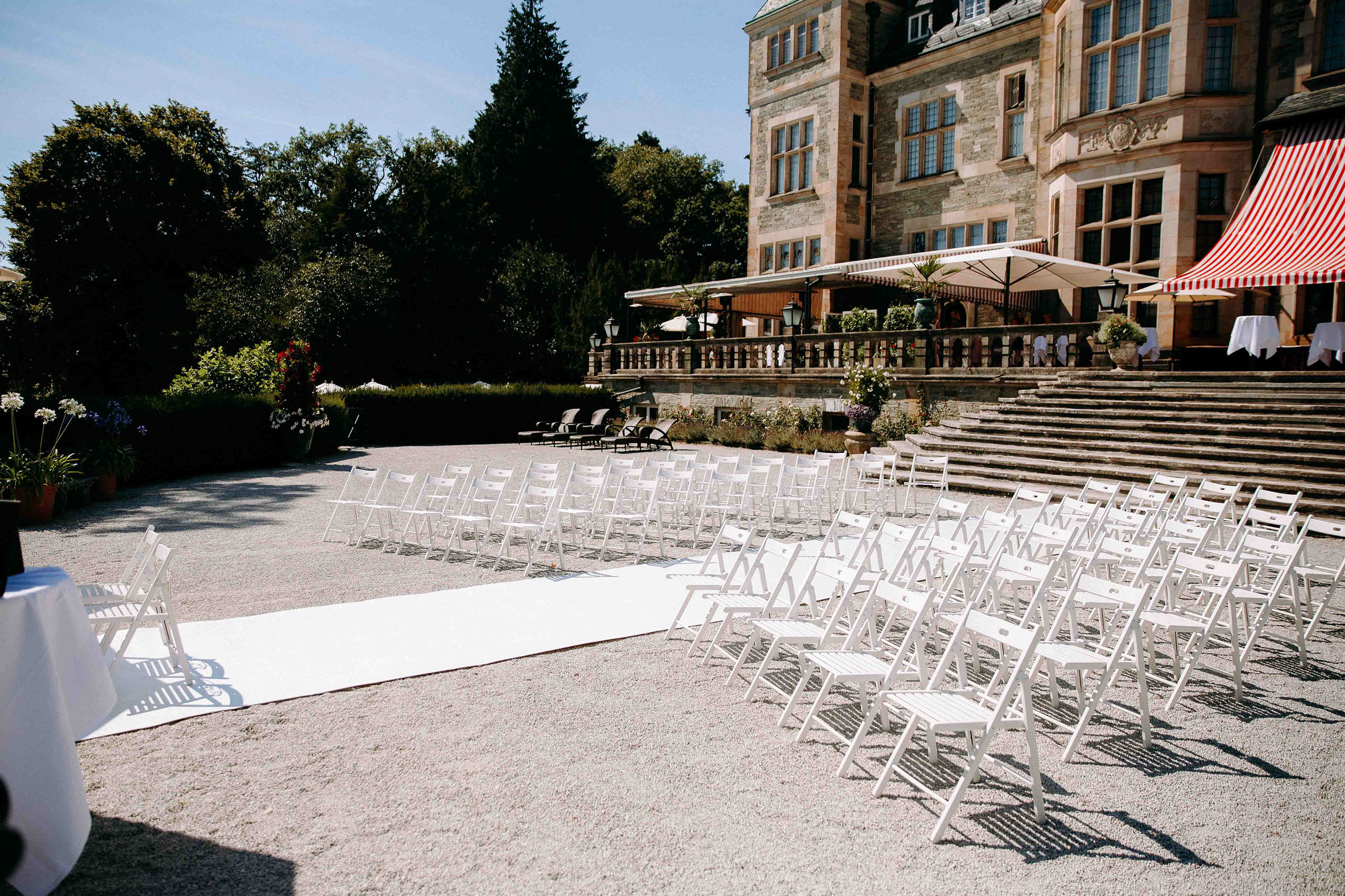 Freie Trauung vor dem Schlosshotel Kronberg – Hochzeitslocation unter freiem Himmel.