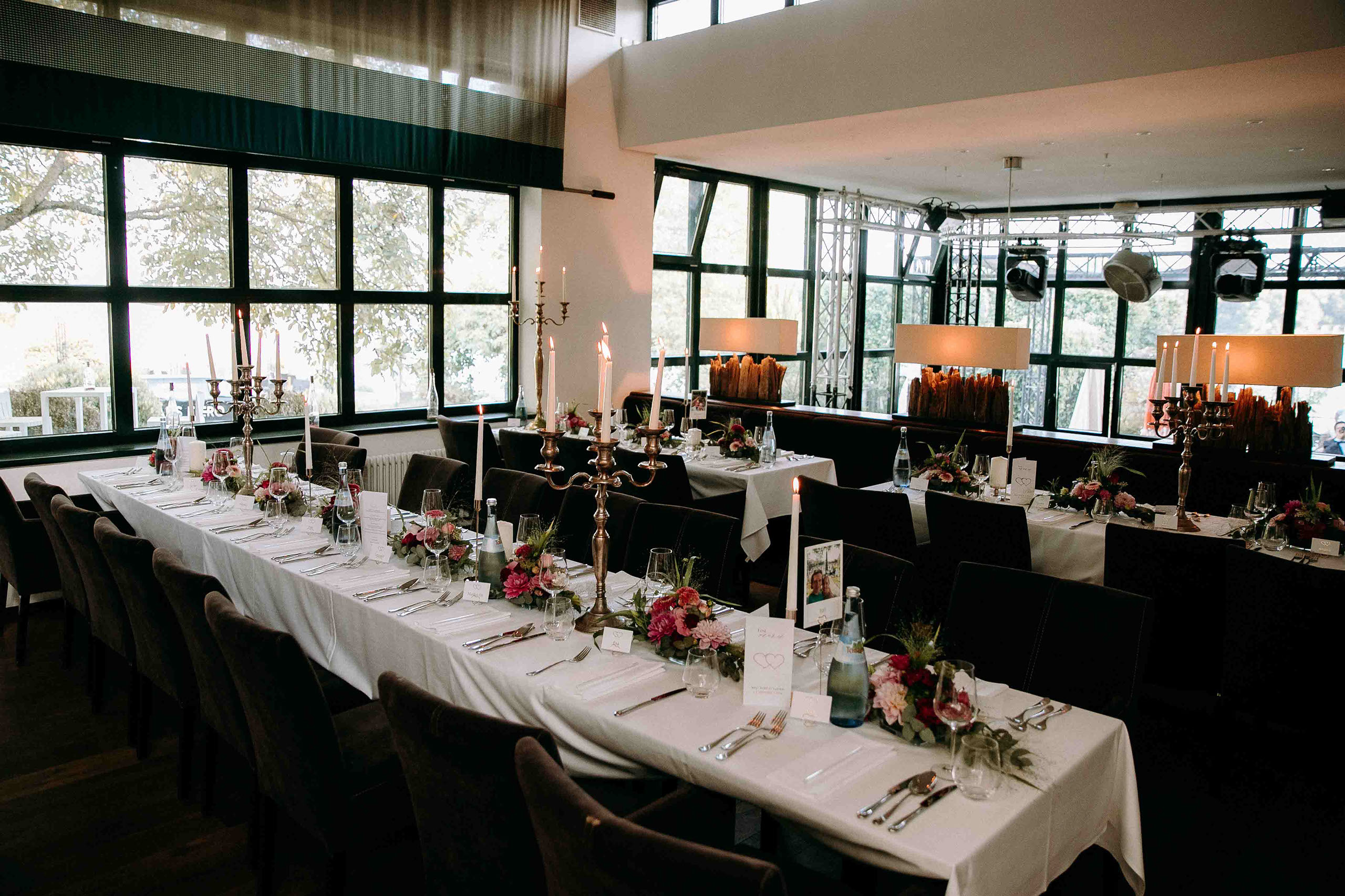 Hochzeitslocation Burg Crass – moderner Innenbereich mit eleganter Tischdeko für die Feier im Rheingau.