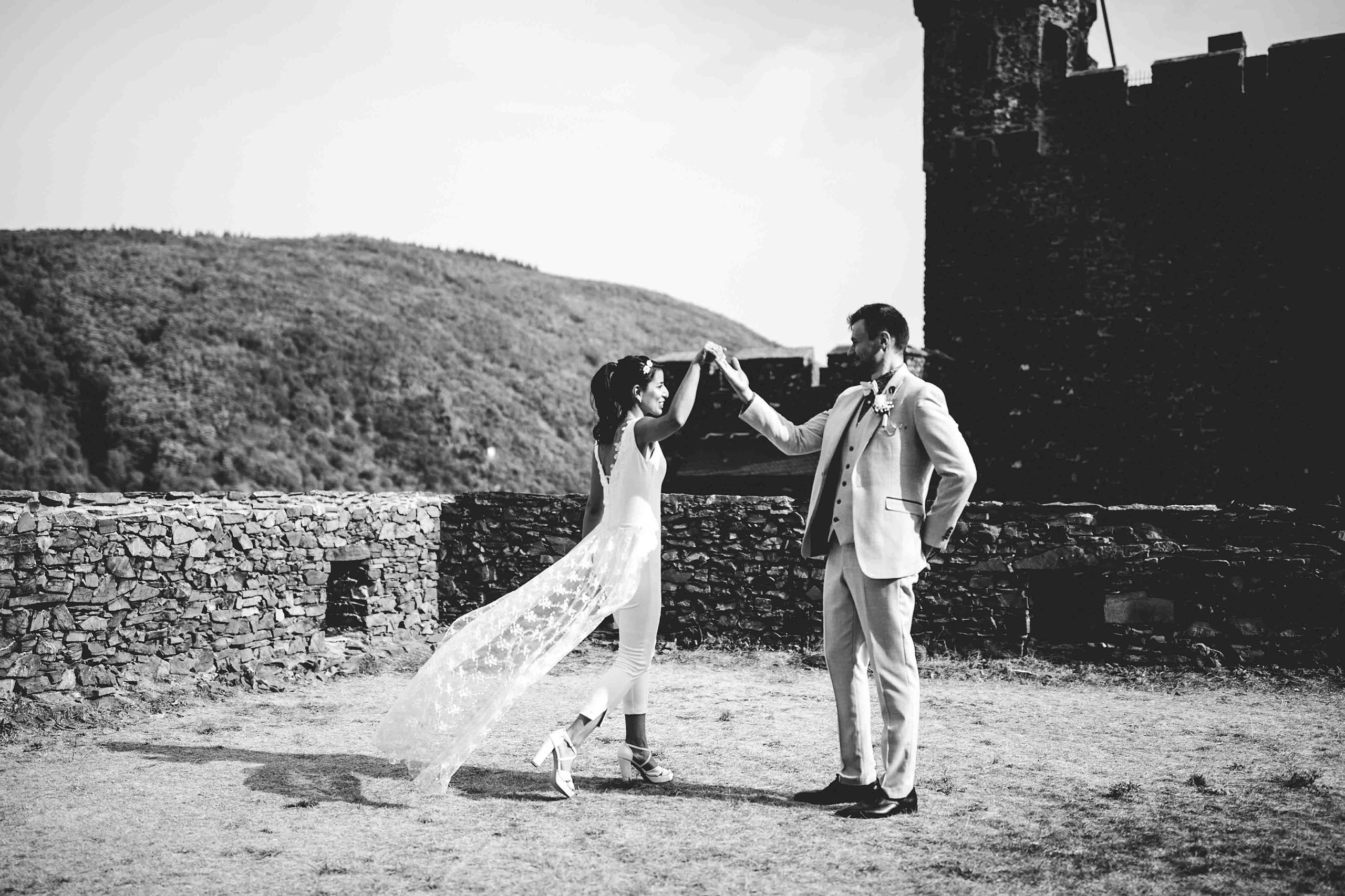 Festlich dekorierter heller Raum mit Panoramablick – stilvolle Hochzeitslocation Burg Reichenstein im Rheingau.