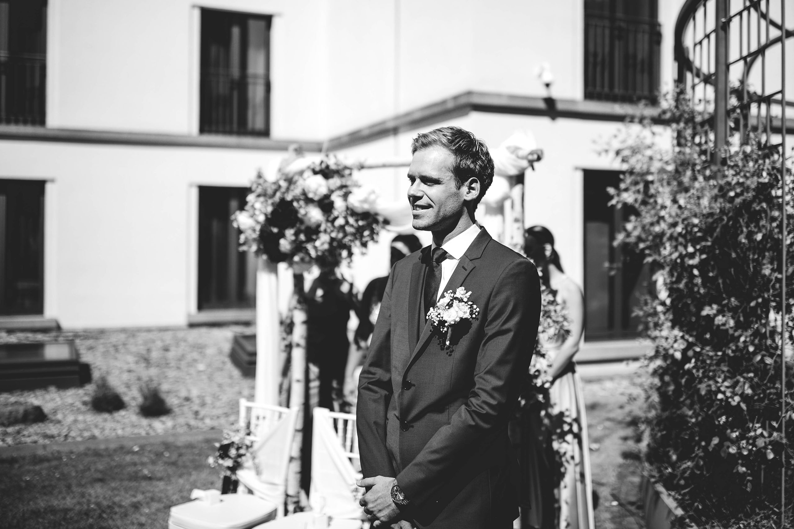 Bräutigam wartet gerührt bei der Trauung in Oberursel
