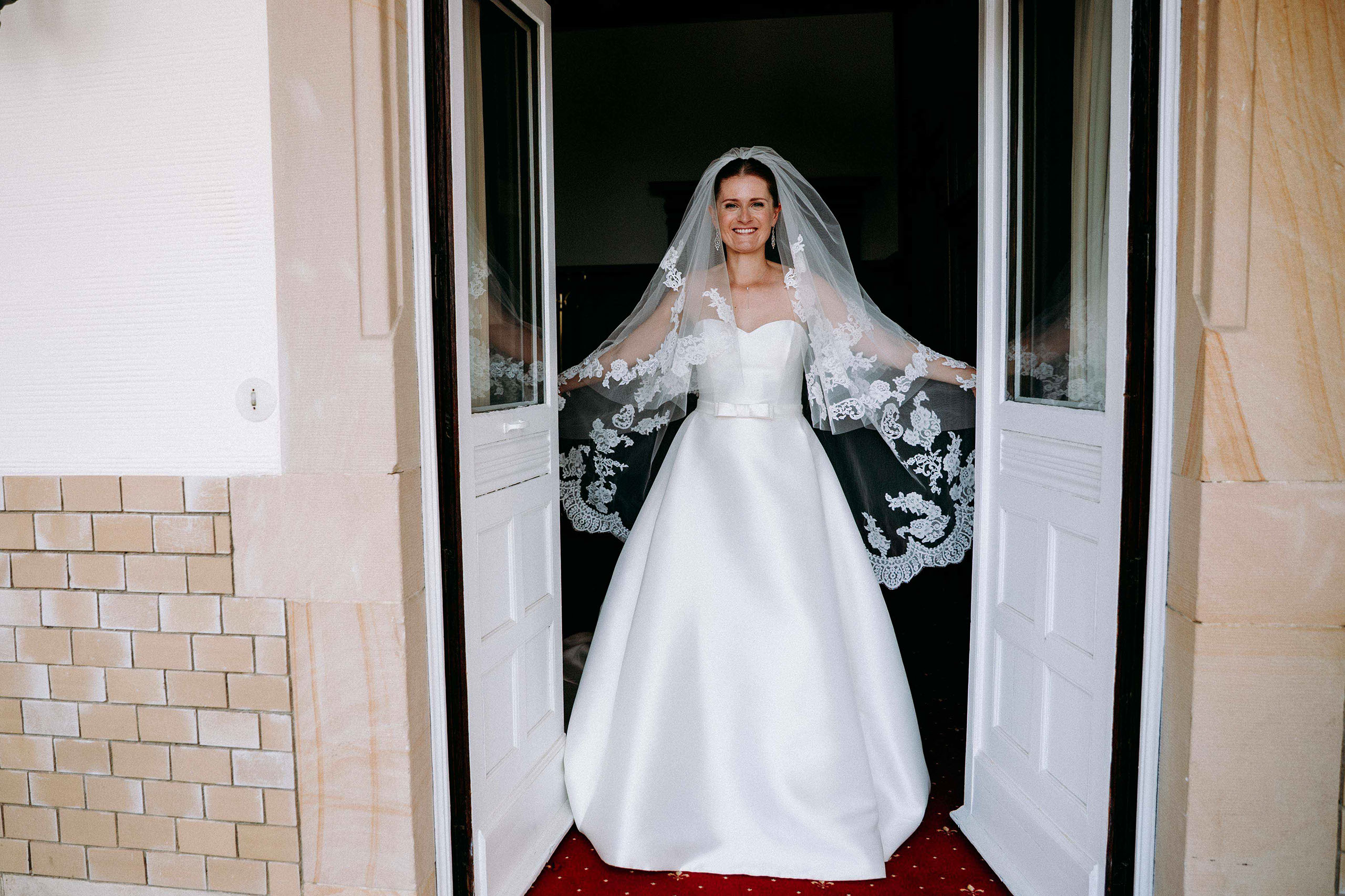 Strahlende Braut mit Schleier im Falkenstein Grand Königstein – emotionale Hochzeitsfotos aus Königstein