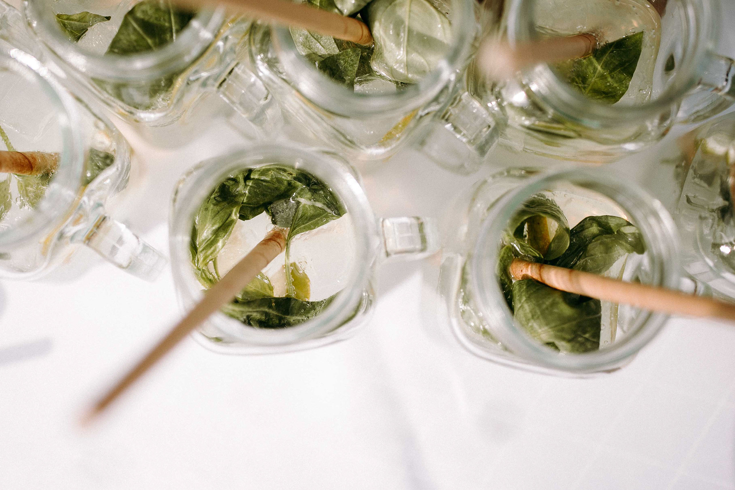 Getränkestation mit dekorativen Gläsern bei der Hochzeit im Kloster Eberbach – Hochzeitsfotograf Rheingau