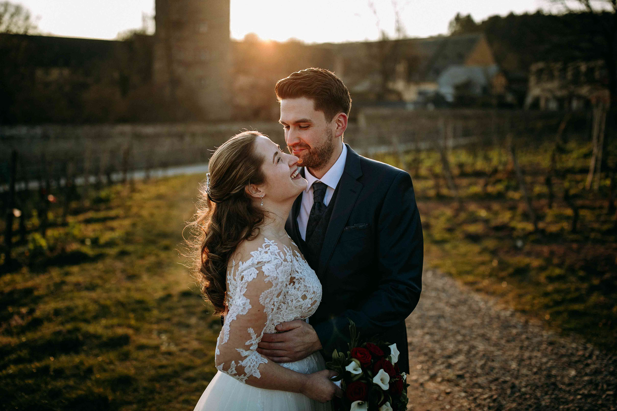 Brautpaar genießt romantischen Sonnenuntergang im Park von Schloss Vollrads – Hochzeitsfotograf Rheingau.