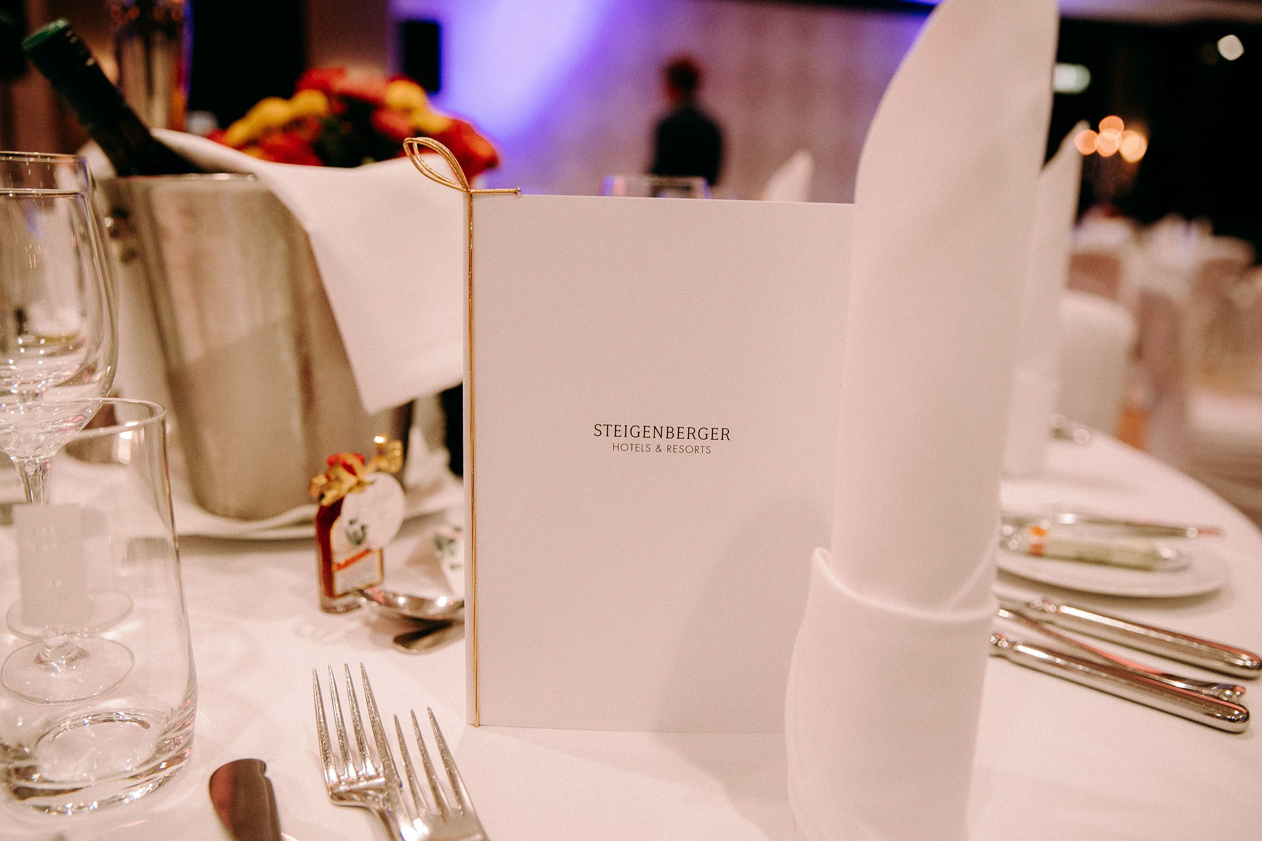 Detail der Menükarte bei Hochzeitsfeier im Steigenberger Hotel – Hochzeitsfotograf Bad Homburg