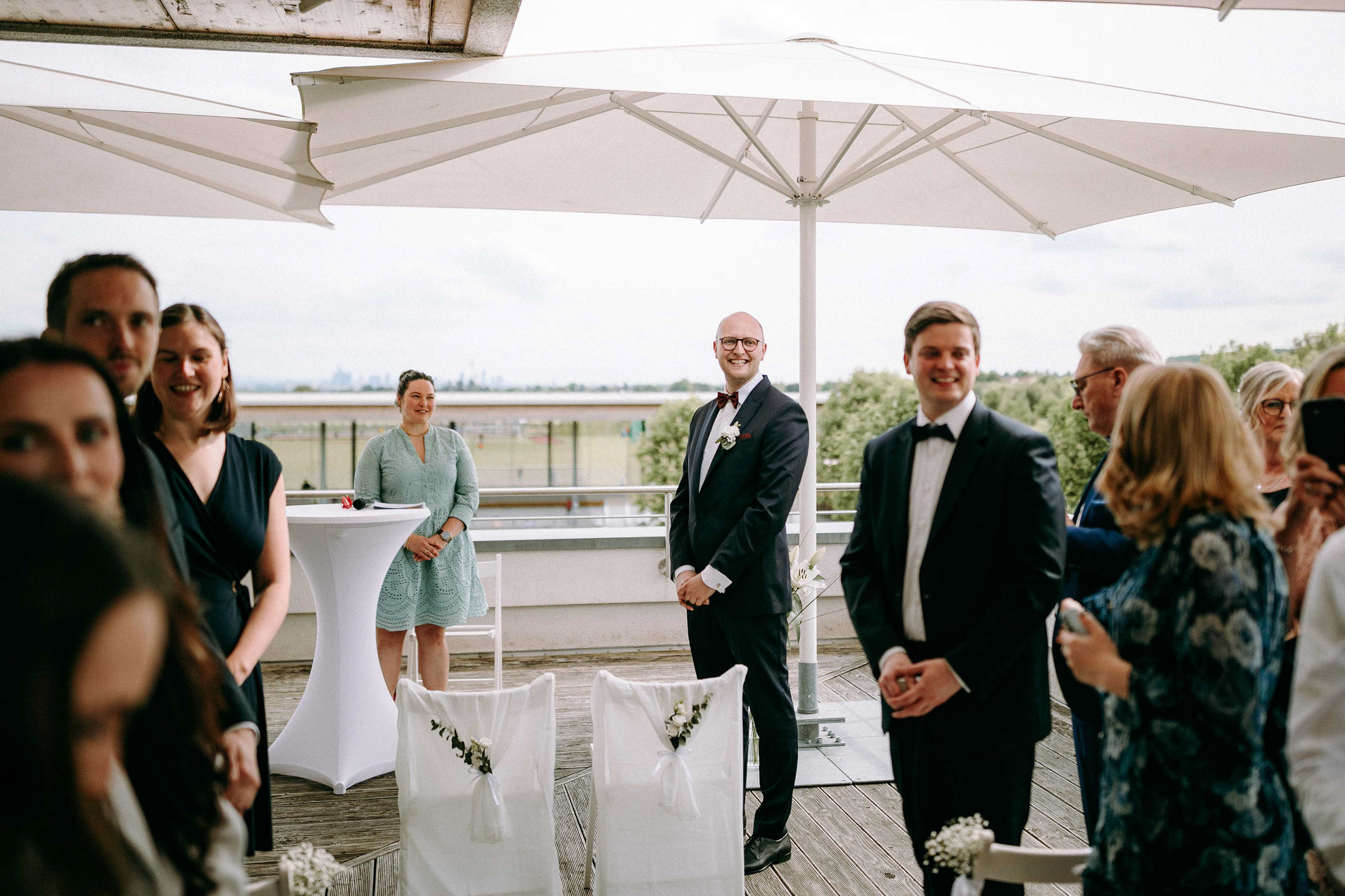 Der Braeutigam steht am Altar der freien Trauung auf der Dachterrasse und erwartet seine zukuenftige Ehefrau
